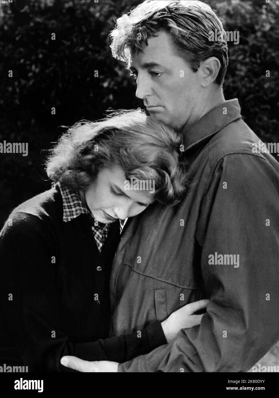 Sandra Knight & Robert Mitchum Film: Thunder Road (1958) Charaktere: Roxanna Ledbetter, Lucas Doolin Regie: Arthur Ripley 10 May 1958 **WARNUNG** Dieses Foto ist nur für den redaktionellen Gebrauch bestimmt und unterliegt dem Copyright des UNITED-KÜNSTLERS und/oder des Fotografen, der von der Film- oder Produktionsfirma beauftragt wurde, und kann nur von Publikationen im Zusammenhang mit der Bewerbung des oben genannten Films reproduziert werden. Eine obligatorische Gutschrift an UNITED ARTIST ist erforderlich. Der Fotograf sollte auch bei Bekanntwerden des Fotos gutgeschrieben werden. Ohne schriftliche Genehmigung der Film Company kann keine kommerzielle Nutzung gewährt werden. Stockfoto