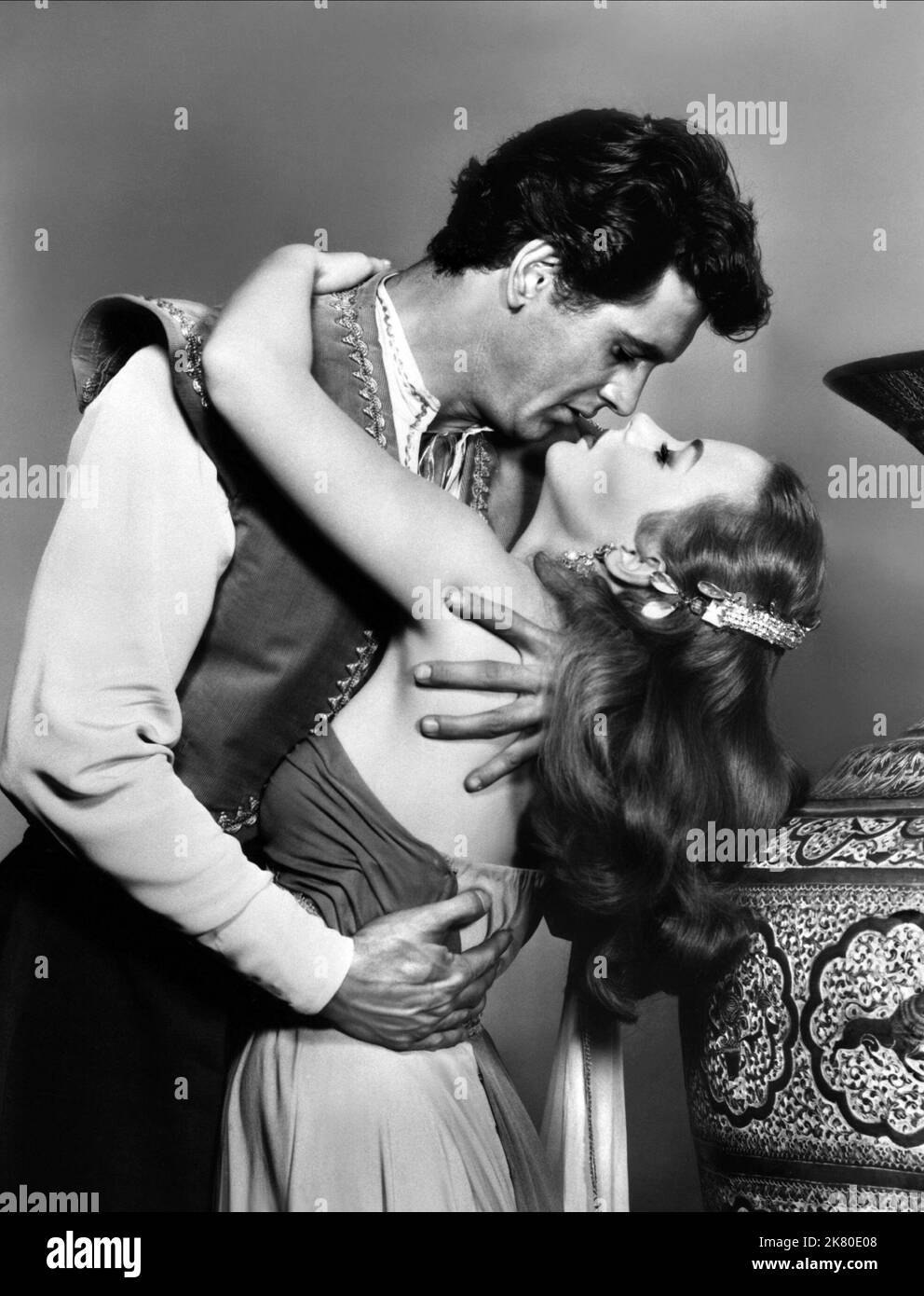 Rock Hudson & Piper Laurie Film The Golden Blade (1953) Charaktere: Harun, Khairuzan Regie: Nathan Juran 12. August 1953 **WARNUNG** dieses Foto ist nur für redaktionelle Zwecke bestimmt und unterliegt dem Urheberrecht der UI und/oder des Fotografen, der von der Film- oder Produktionsgesellschaft zugewiesen wurde. Es kann nur durch Veröffentlichungen in Verbindung mit der Werbung für den obigen Film reproduziert werden. Eine obligatorische Gutschrift für UI ist erforderlich. Der Fotograf sollte ebenfalls angerechnet werden, wenn er bekannt ist. Ohne schriftliche Genehmigung der Film Company kann keine kommerzielle Nutzung gewährt werden. Stockfoto