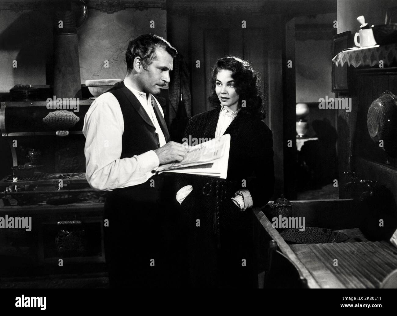 Laurence Olivier & Jennifer Jones Film: Carrie (1958) Charaktere: George Hurstwood, Carrie Meeber Regie: William Wyler 07 May 1952 **WARNUNG** Dieses Foto ist nur für redaktionelle Zwecke bestimmt und unterliegt dem Copyright von PARAMOUNT und/oder des Fotografen, der von der Film- oder Produktionsfirma beauftragt wurde und darf nur von Publikationen im Zusammenhang mit der Bewerbung des oben genannten Films reproduziert werden. Eine obligatorische Gutschrift an PARAMOUNT ist erforderlich. Der Fotograf sollte auch bei Bekanntwerden des Fotos gutgeschrieben werden. Ohne schriftliche Genehmigung der Film Company kann keine kommerzielle Nutzung gewährt werden. Stockfoto