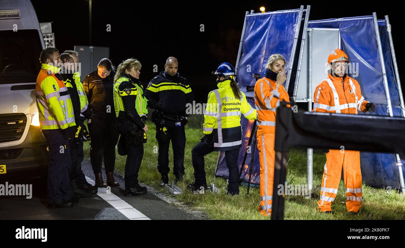 Den Bosch, Niederlande. 20. Oktober 2022. 2022-10-20 02:07:37 DEN B.Sc. - Die Polizei ermittelt an der Empel-Kreuzung (A59/A2), wo ein dunkelfarbiger Kia Picanto mit zwei Leichen im Wasser gefunden wurde. Die Polizei hat keinen Zweifel daran, dass es sich bei den beiden Toten um die vermissten Hebe (10) und Sanne (26) handelt. ANP ROB ENGELAAR netherlands Out - belgium Out Credit: ANP/Alamy Live News Stockfoto