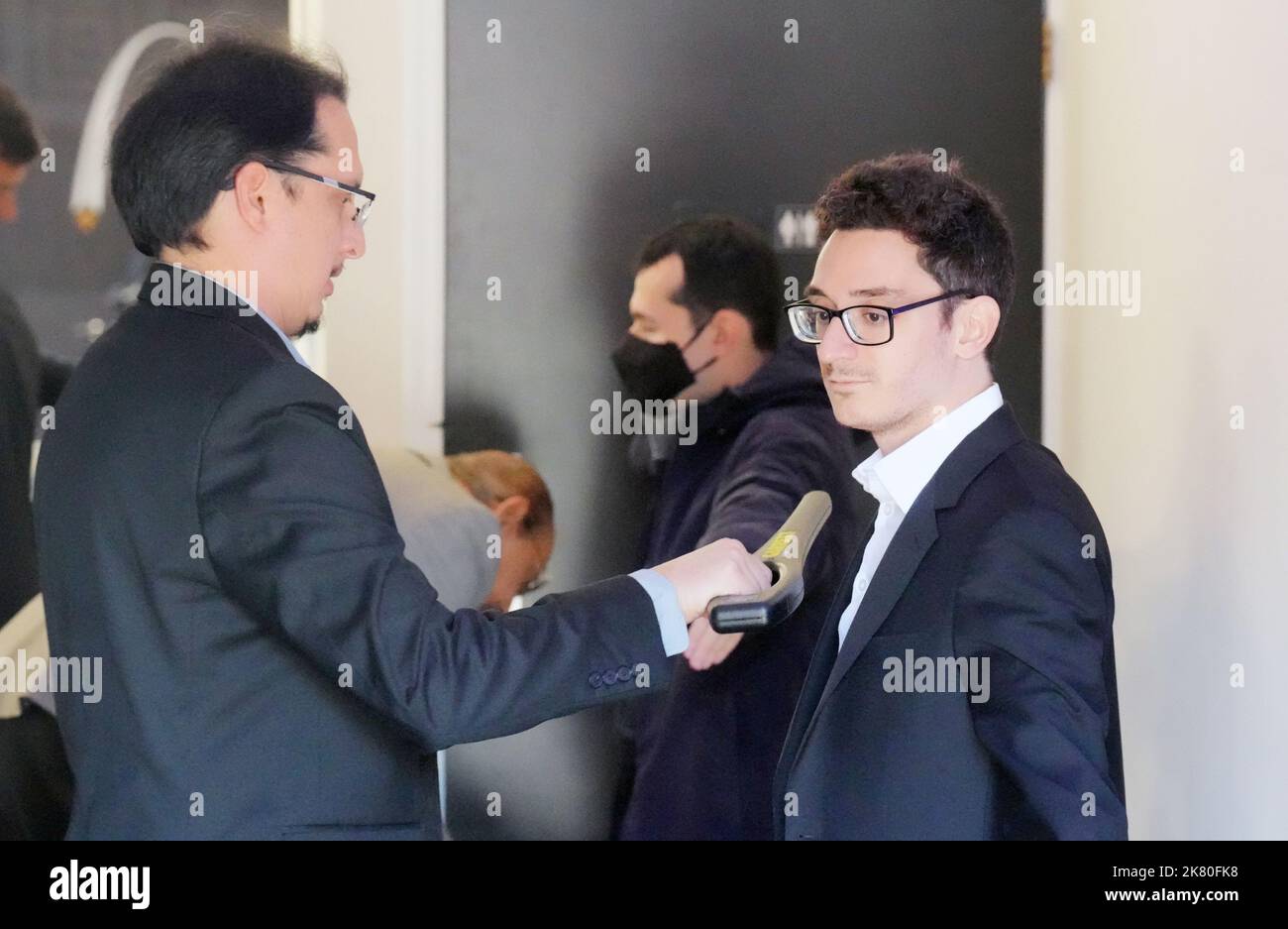 St. Louis, Usa. 19. Oktober 2022. Schachgroßmeister Fabiano Caruana wird von der Sicherheitsbehörde gescannt, als er am Mittwoch, den 19. Oktober 2022, im St. Louis Chess Club für die 13. Runde der US-Meisterschaft 2022 in St. Louis eintrifft. Foto von Bill Greenblatt/UPI Credit: UPI/Alamy Live News Stockfoto