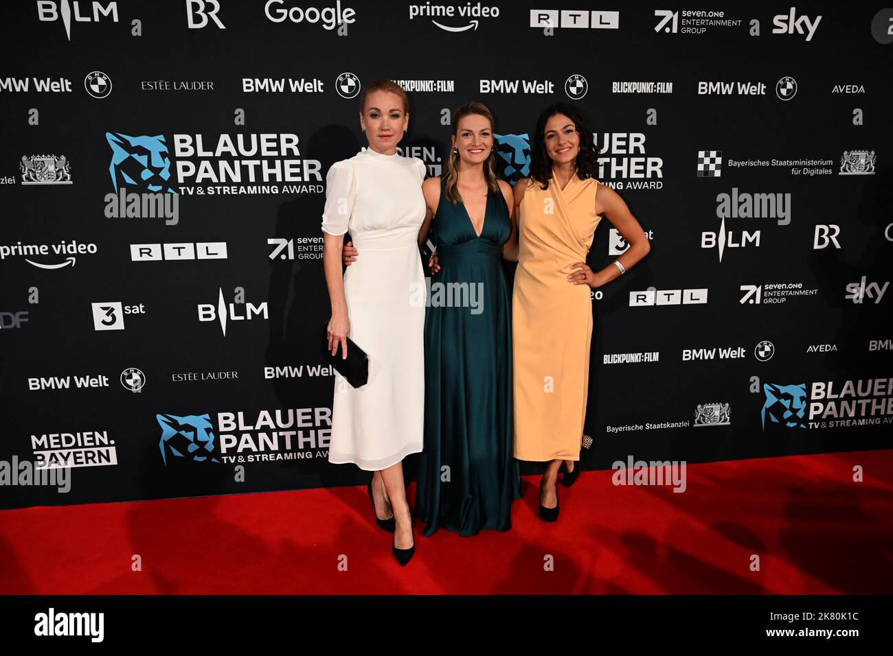 München, Deutschland. 19. Oktober 2022. Die Schauspielerin Lisa Maria Potthoff (l-r) Judith Gerlach, bayerische Ministerin für Digital, und die Schauspielerin Soma Pysall zeigen bei der Verleihung des "Blue Panther - TV & Streaming Award" während der Münchner Medientage in der .BMW Welt. Quelle: Felix Hörhager/dpa/Alamy Live News Stockfoto