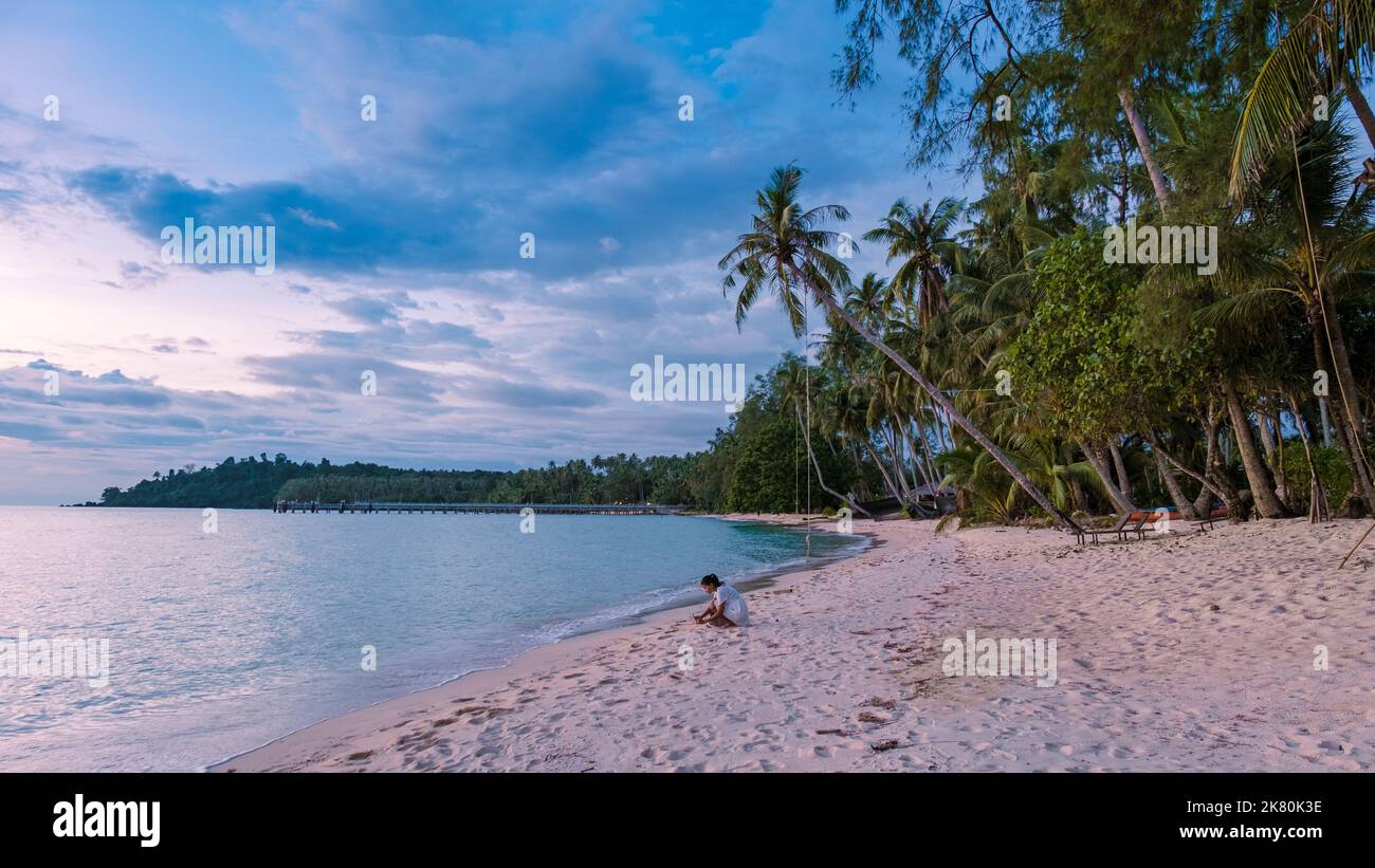 Tief hängende Palme mit Schaukel auf der tropischen Insel Koh Kood in der Provinz trat Ost-Thailand Stockfoto