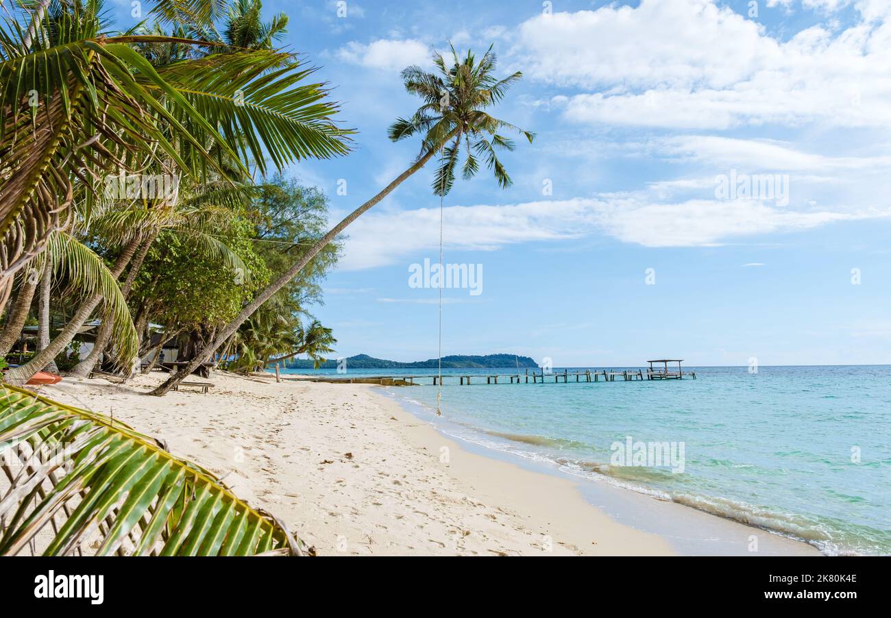 Tief hängende Palme mit Schaukel auf der tropischen Insel Koh Kood in der Provinz trat Ost-Thailand Stockfoto