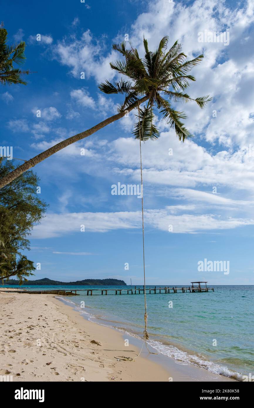 Tief hängende Palme mit Schaukel auf der tropischen Insel Koh Kood in der Provinz trat Ost-Thailand Stockfoto