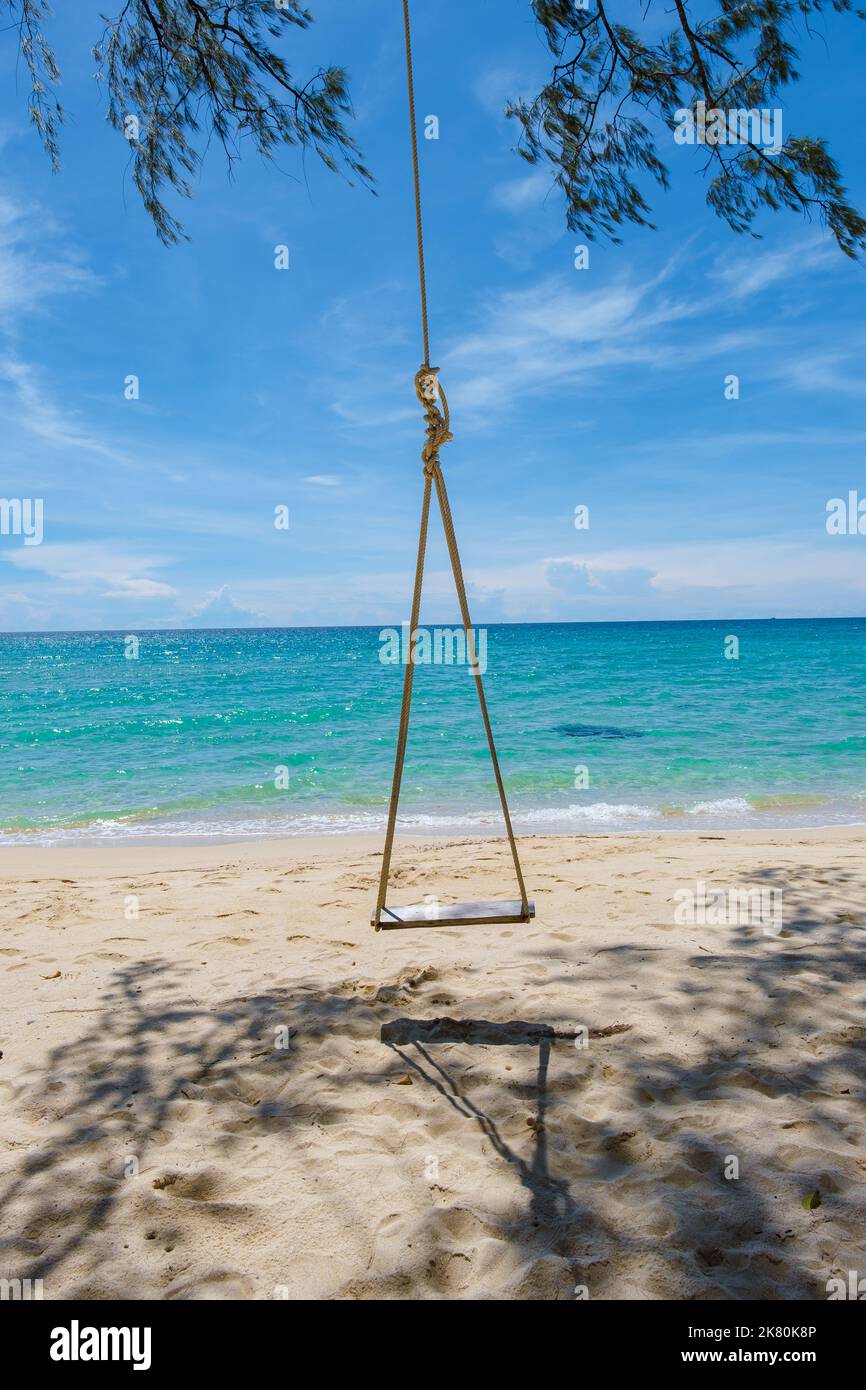 Tief hängende Palme mit Schaukel auf der tropischen Insel Koh Kood in der Provinz trat Ost-Thailand Stockfoto