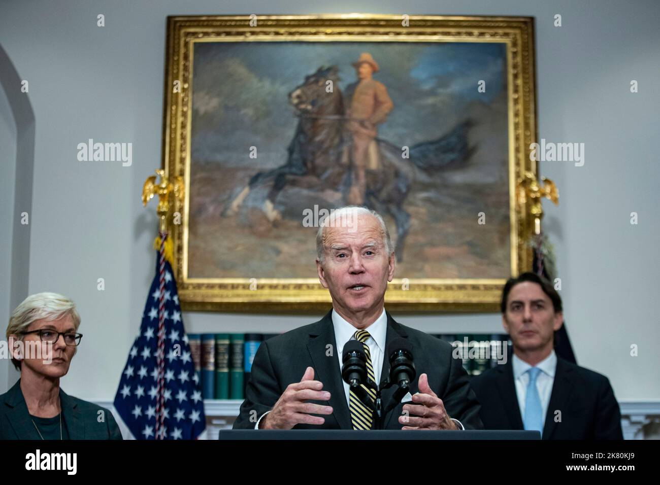 US-Präsident Joe Biden spricht am Mittwoch, den 19. Oktober, im Roosevelt Room des Weißen Hauses in Washington, DC, USA, zusammen mit Jennifer Granholm, US-Energieministerin, links, und Amos Hochstein, Senior Energy Security Adviser des US-Außenministeriums, rechts, 2022. Die Regierung Biden plant, 15 Millionen Barrel aus den US-Notstandsreserven freizugeben und könnte in diesem Winter deutlich mehr in Erwägung ziehen, um die hohen Benzinpreise zu lockern, die bei den Zwischenwahlen im nächsten Monat zu einer Haftpflicht für die Demokraten geworden sind. Quelle: Al Drago/Pool via CNP /MediaPunch Stockfoto