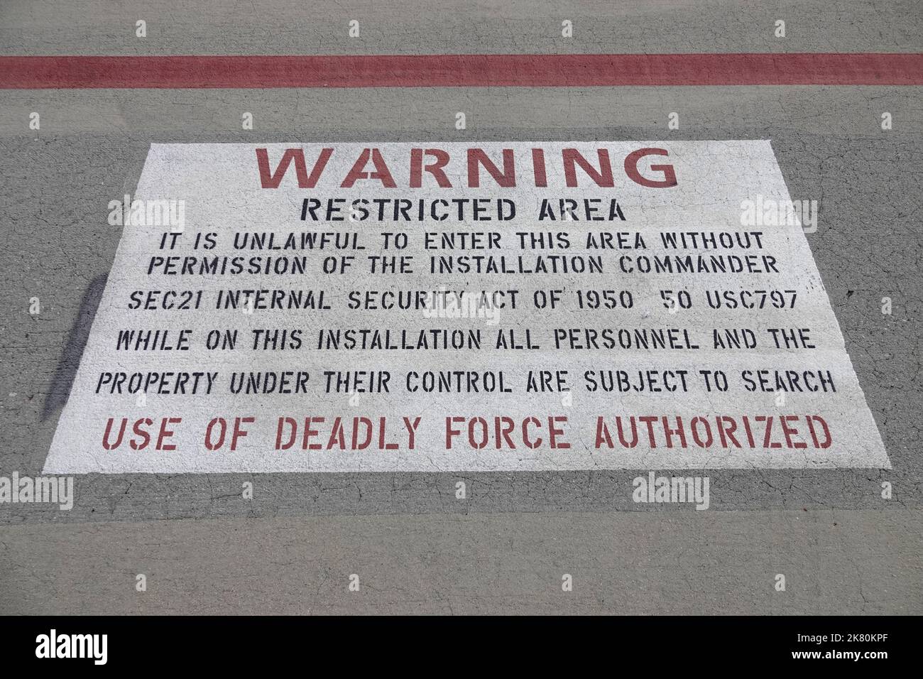 Ein Schild in der Nähe der Fluglinie und der Start- und Landebahn eines militärischen Luftwaffenstützpunktes in den USA betont: WARNHINWEIS EINSATZ TÖDLICHER GEWALT GENEHMIGT Stockfoto