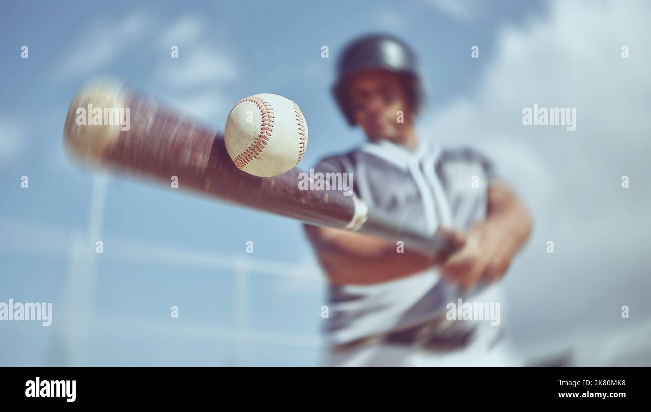Baseballspieler, Baseballspieler und Fledermausball schwingen auf einem Baseballfeld während des Trainings, der Fitness und des Spiels. Softball, Schwingen und Power Hit mit Stockfoto