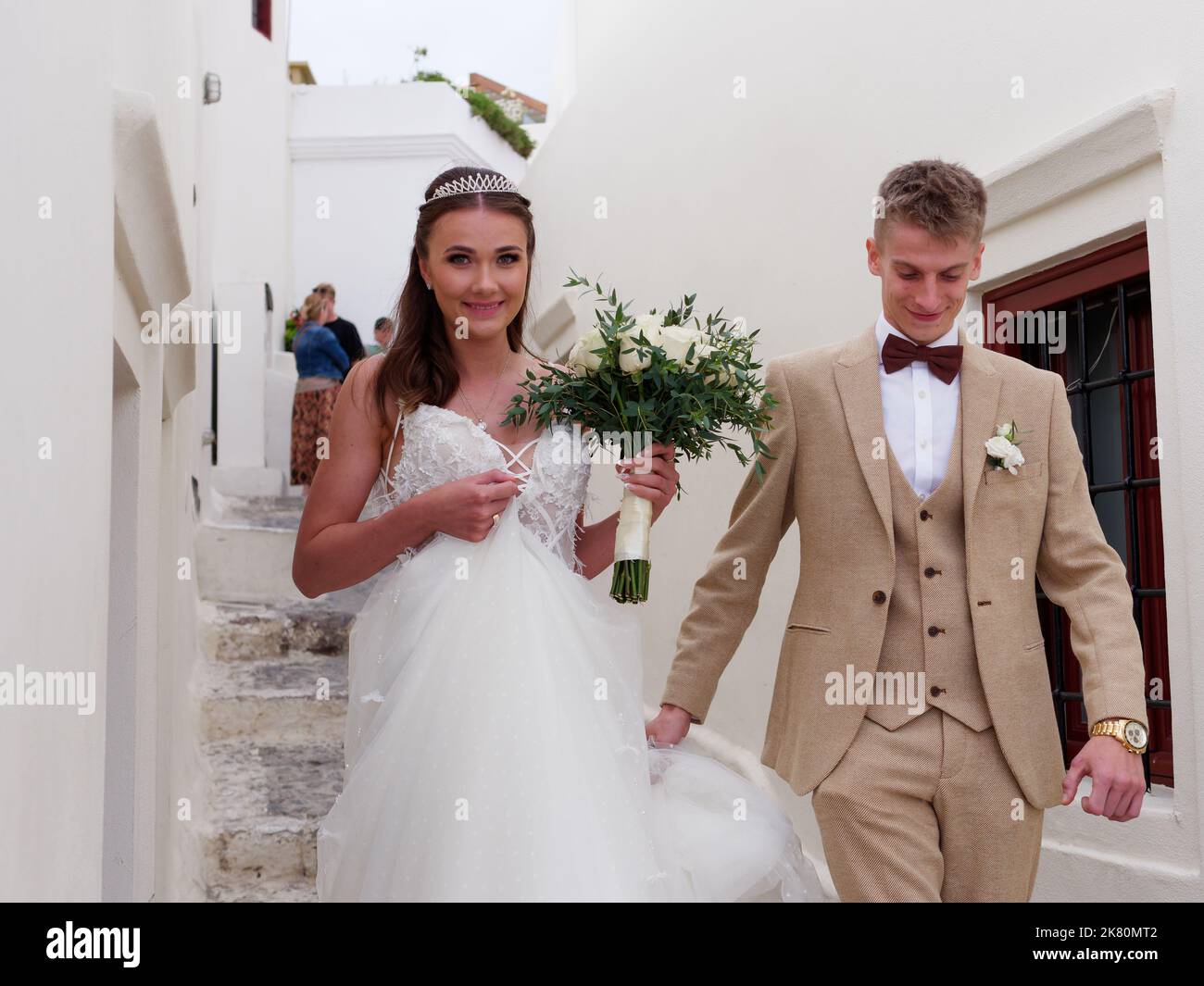 Junge Braut und Bräutigam in der Stadt Oia. Griechische Kykladen-Insel Santorin in der Ägäis. Stockfoto