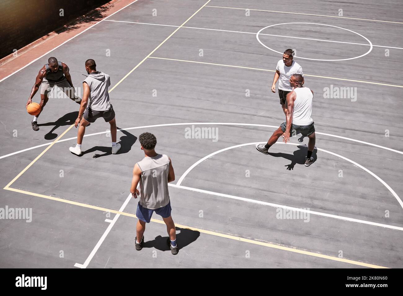 Basketballplatz, Fitness-Männer oder Wettkampfspiel in Training, Training oder Bewegung in New York für Gesundheit, Wellness oder Fitness. Männer, Basketballspieler Stockfoto