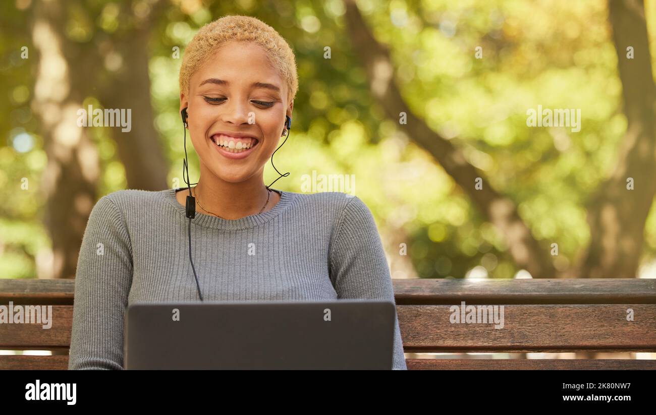 Naturpark, Lachen und schwarze Frau mit Laptop-Streaming-Comedy-Video, Abo-Film oder Podcast. Glücklich, Lächeln und junge entspannen Mädchen im Online-Chat Stockfoto