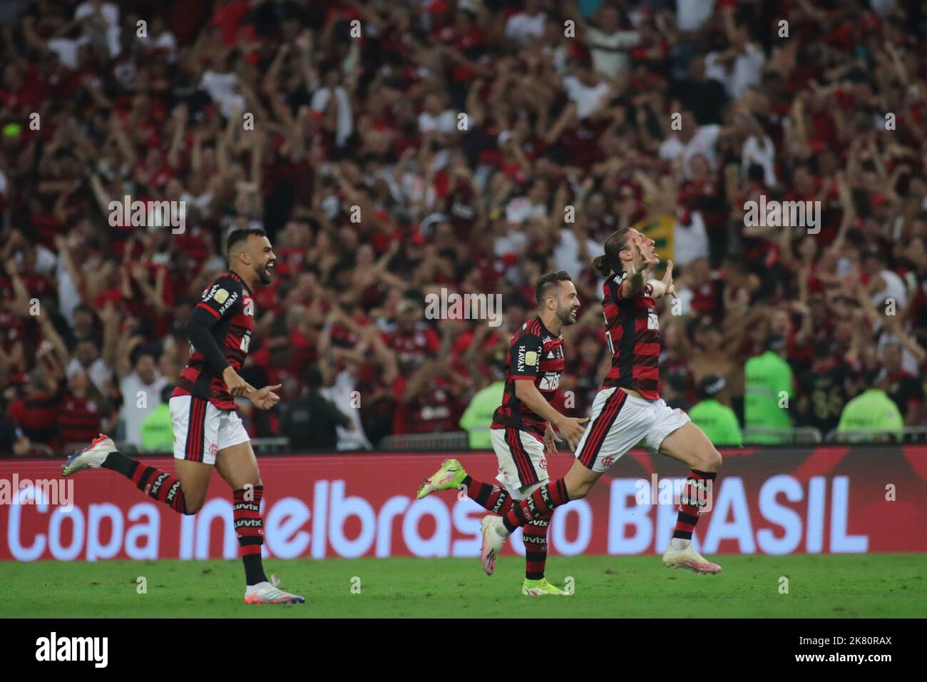 Rio de Janeiro, Brasilien. 19.. Oktober 2022; Maracana Stadium, Rio de Janeiro, Brasilien; Final Copa do Brasil 2022, Flamengo gegen Corinthians; Everton Ribeiro und Filipe Lu&#mixed;s of Flamengo feiert den Sieg Kredit: Action Plus Sports Images/Alamy Live News Stockfoto