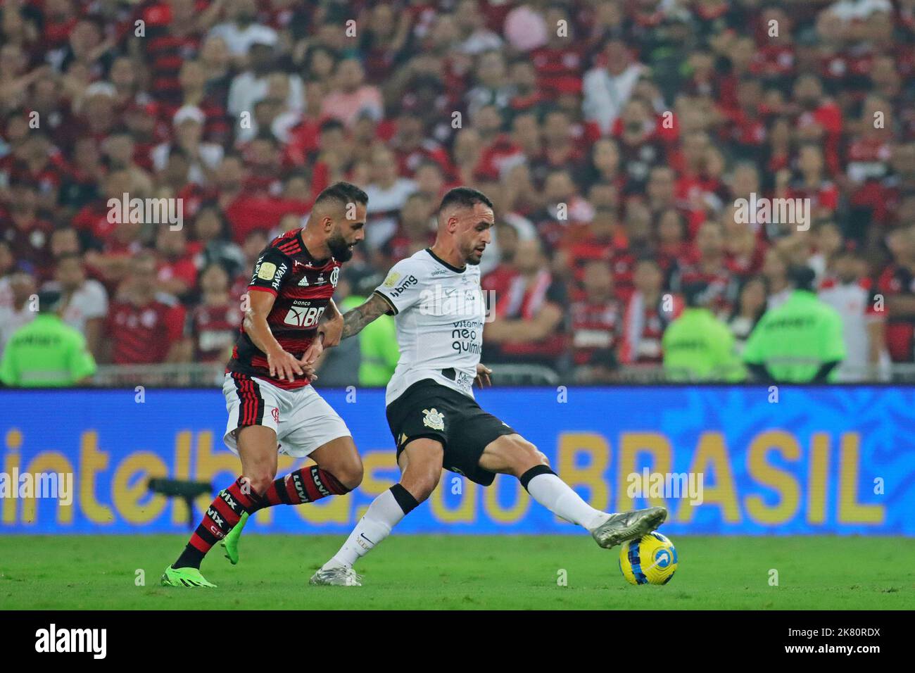 Rio de Janeiro, Brasilien. 19.. Oktober 2022; Maracana Stadium, Rio de Janeiro, Brasilien; Final Copa do Brasil 2022, Flamengo versus Corinthians; Thiago Maia of Flamengo von Renato Augusto of Corinthians Credit: Action Plus Sports Images/Alamy Live News Stockfoto