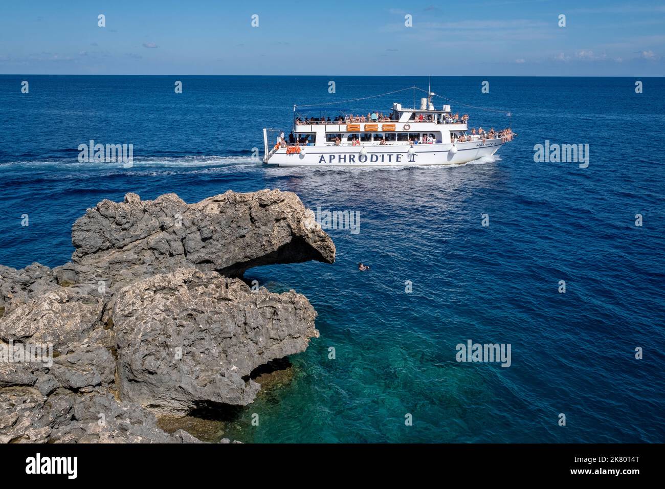 Das Aphrodite 2 Touristenboot, das um die Küste von Cape Greco, Zypern, fährt. Stockfoto