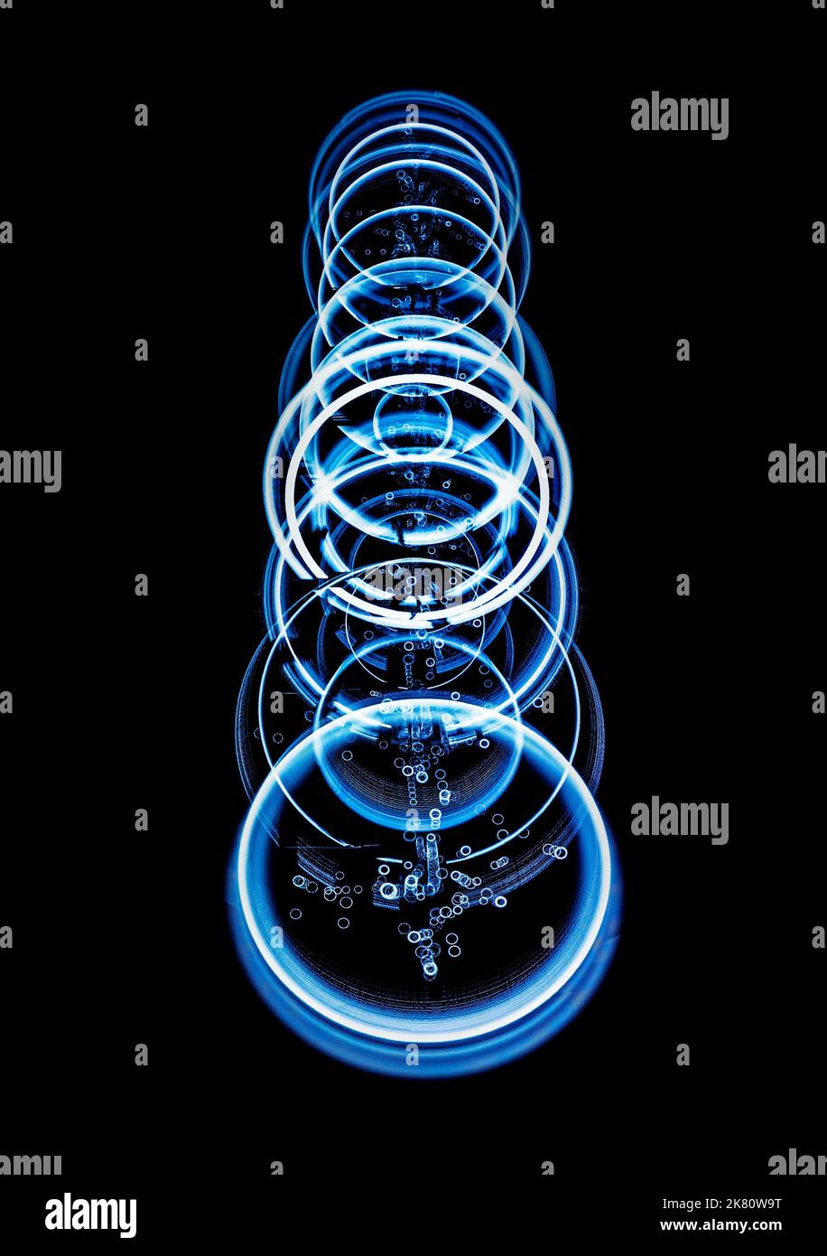 Wirbelnde Lichtkreise auf Blakc-Hintergrund Stockfoto