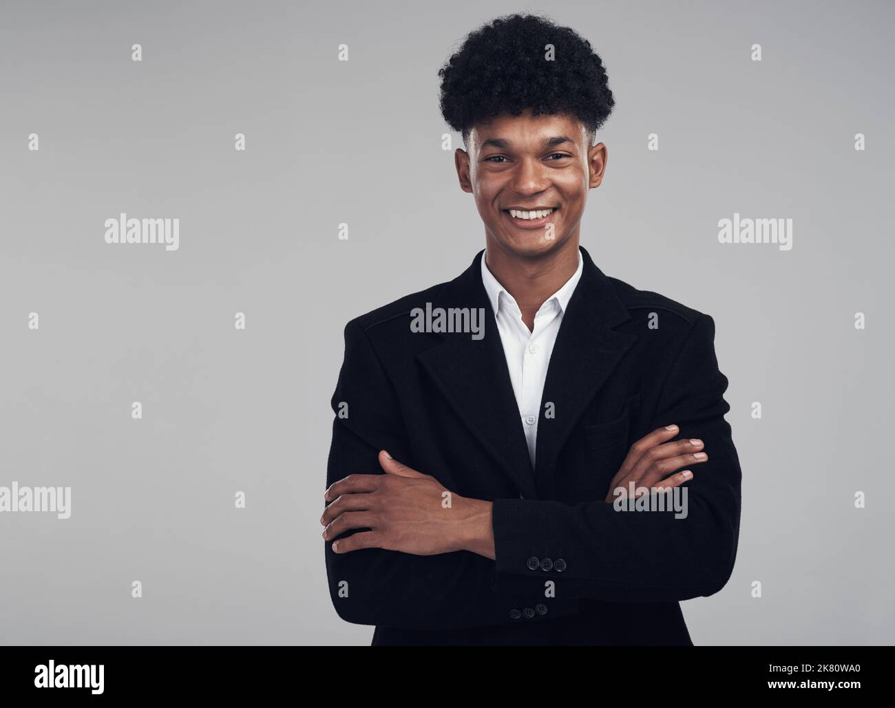 Die perfekte Pose für ein professionelles Online-Profilbild. Studioportrait eines selbstbewussten jungen Geschäftsmannes, der vor grauem Hintergrund posiert. Stockfoto