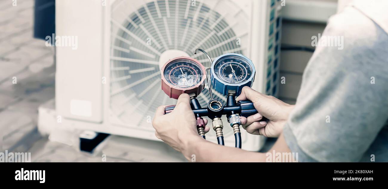 Klimaanlagen-Reparaturman mit Stromzähler, um die Funktion der Klimaanlage zu überprüfen, Wartungskonzept Stockfoto
