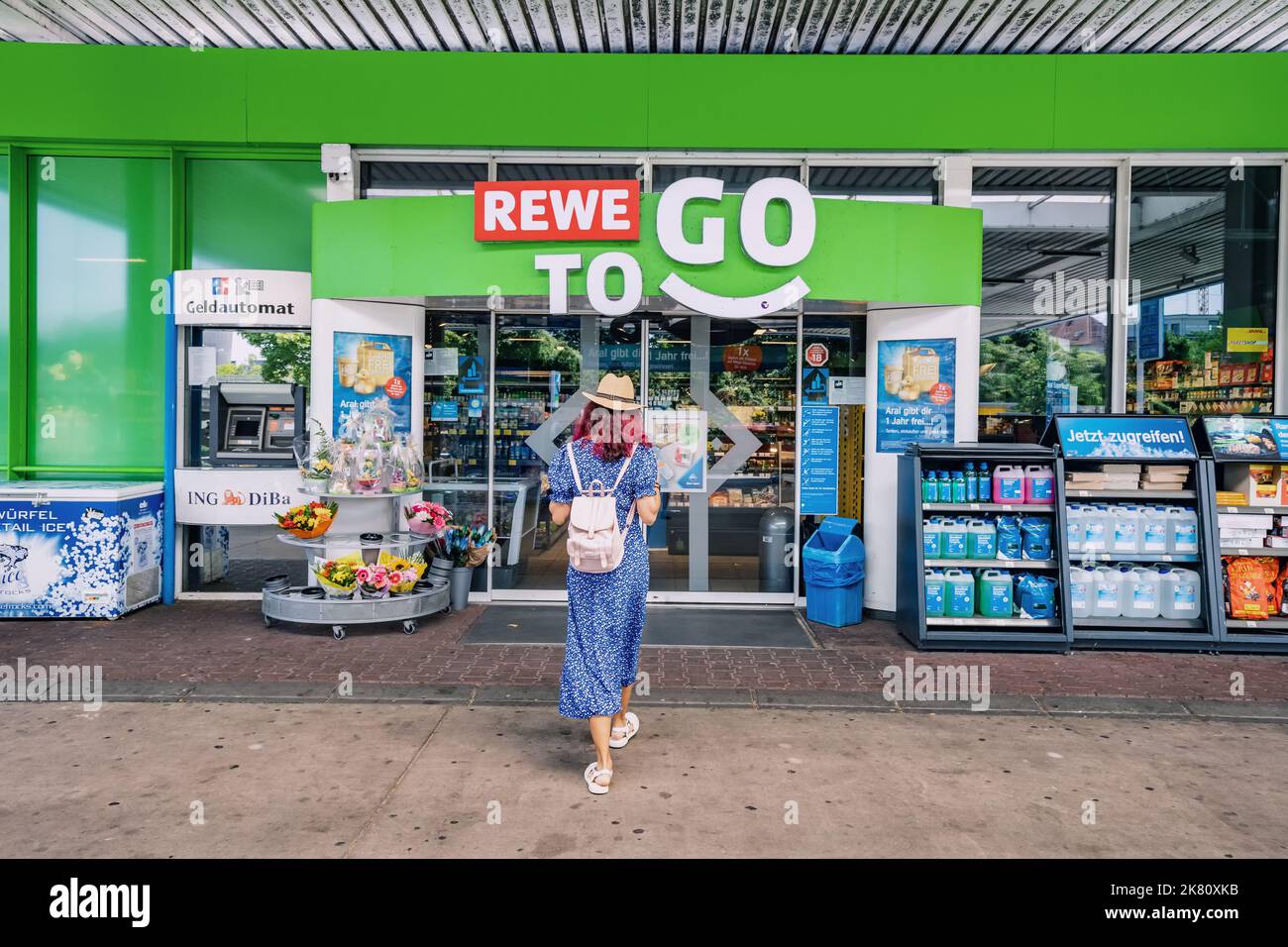 24. Juli 2022, Osnabruck, Deutschland: Kundin geht zum Eingang des beliebten Rewe To Go-Supermarkts und -Lebensmittelladens Stockfoto