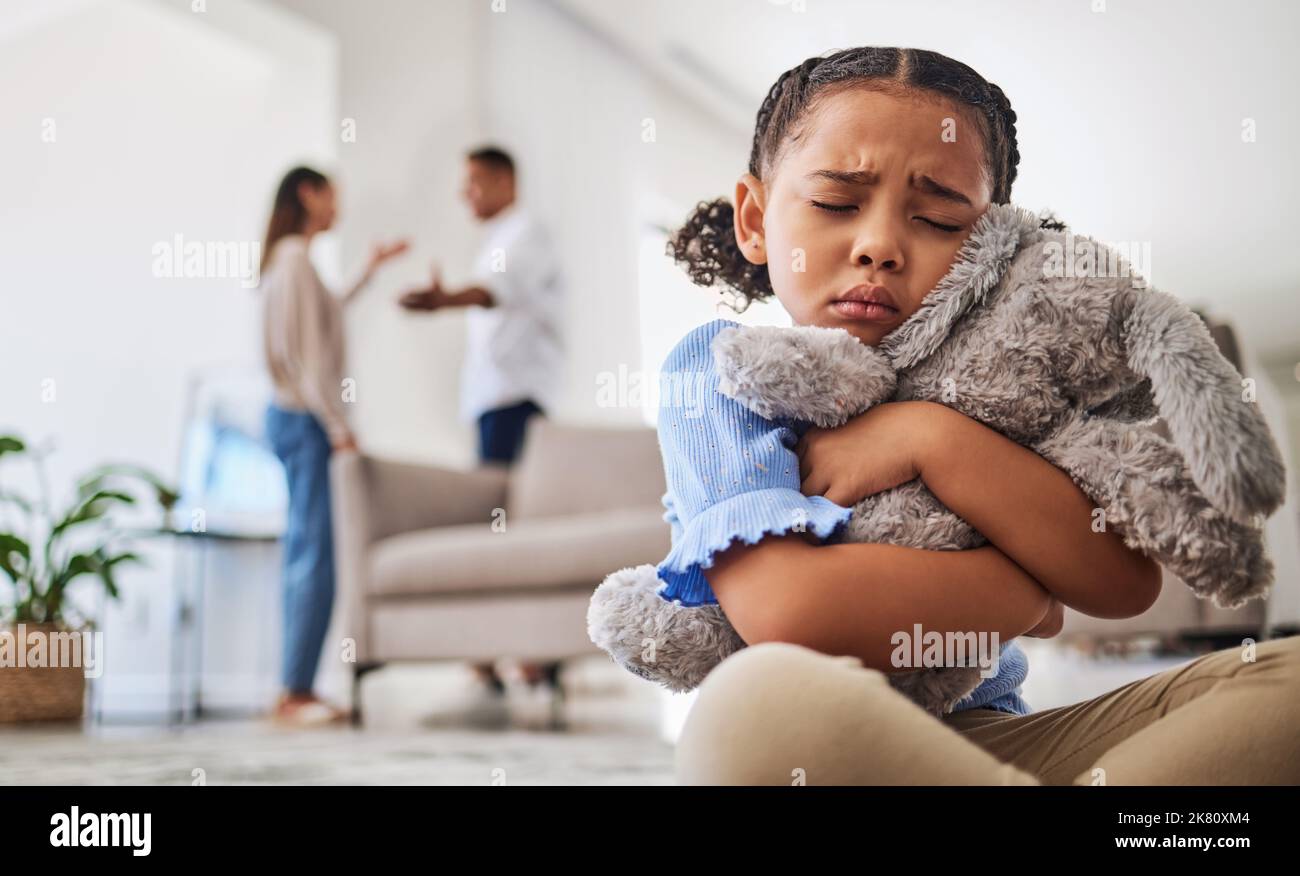 Eltern kämpfen, trauriges Mädchen und Teddybär eines Kindes, das vor der Scheidung in einem Wohnzimmer zu Hause weint. Deprimiertes Kind, Problem und Jugendangst von Kindern Stockfoto