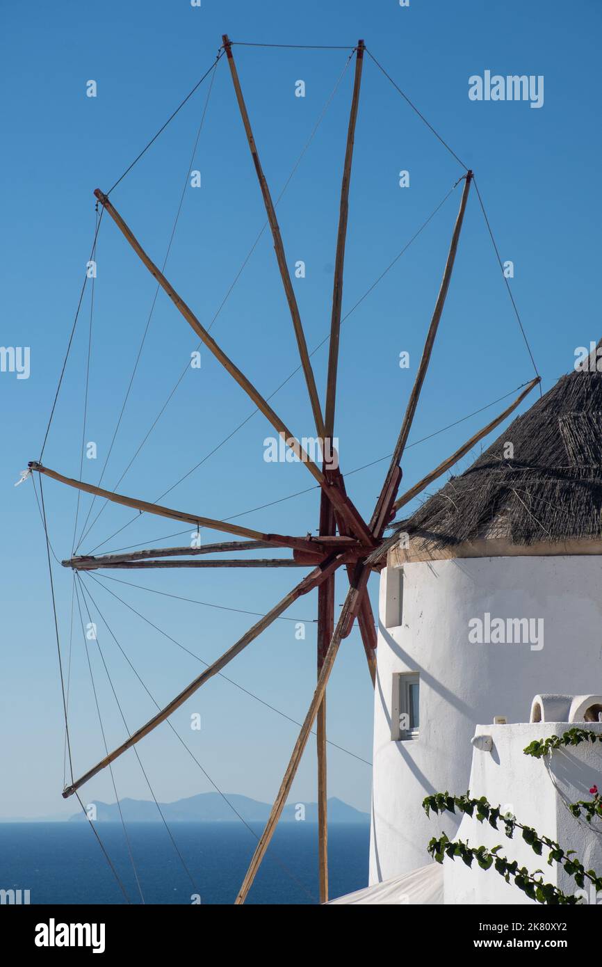 Windmühle in Oia mit Blick auf das Meer Stockfoto