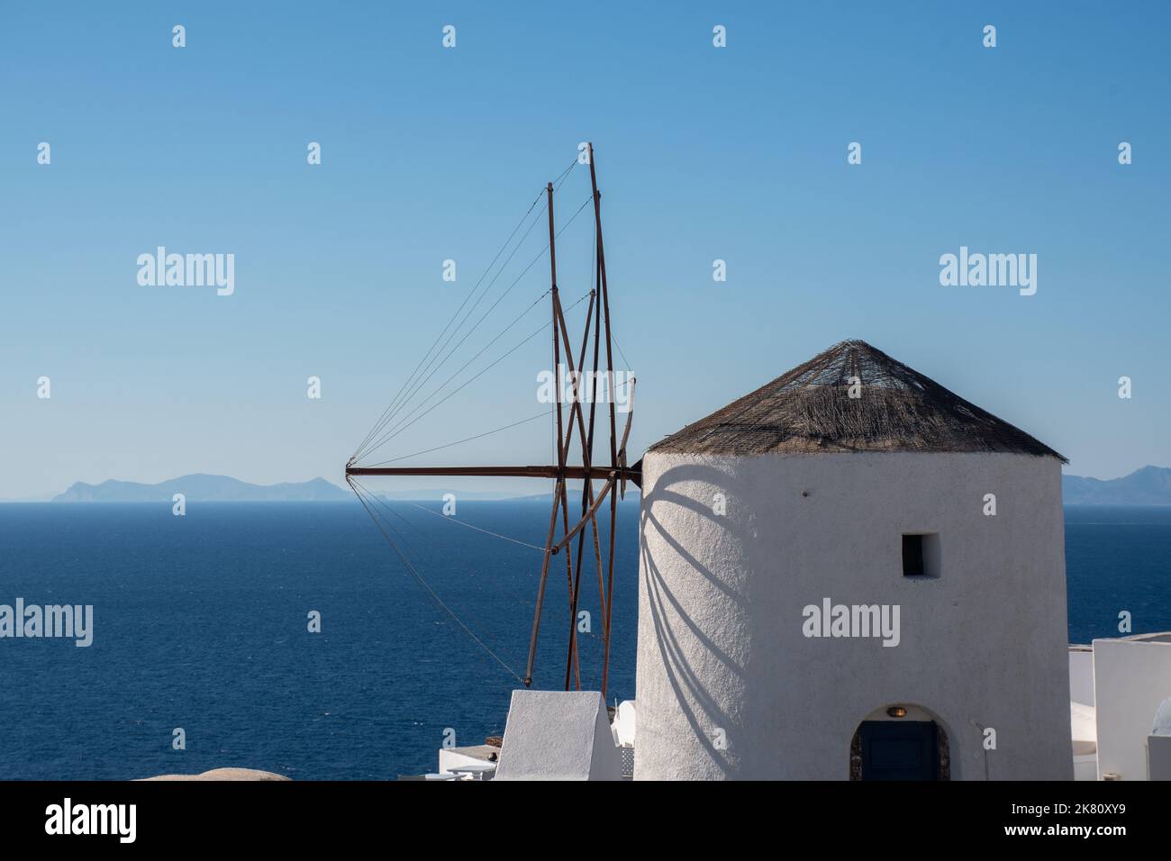 Windmühle bei oia mit blauem Meer im Hintergrund Stockfoto