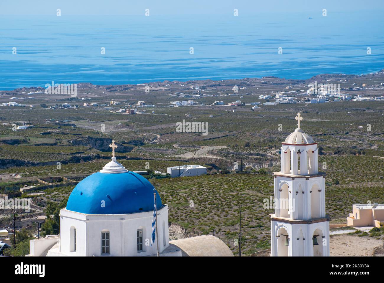 Blick auf Santorini vom Scheiterhaufen über der Kirche Stockfoto