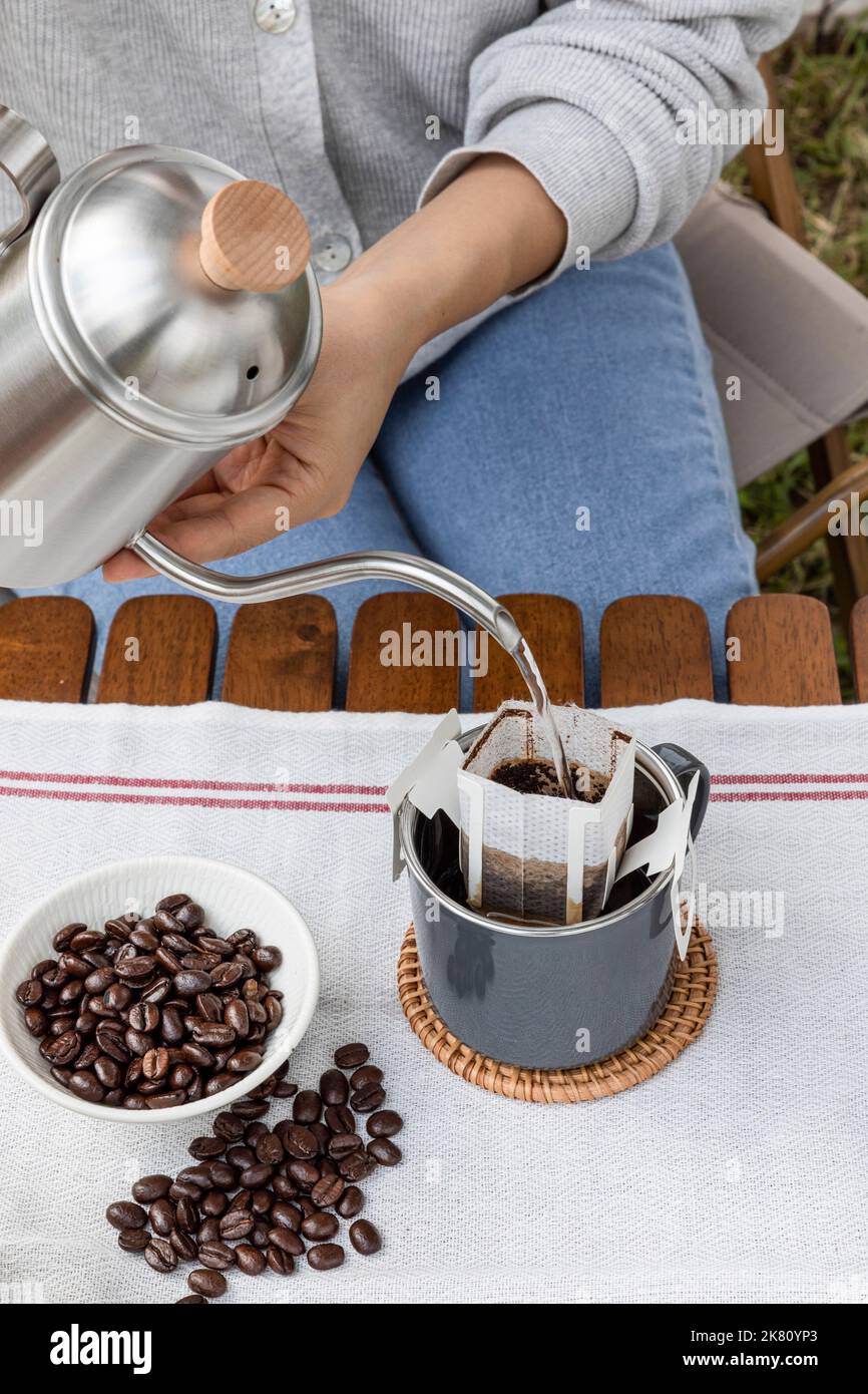 Camping Mood Aesthetics Tropf-Kaffee zubereiten Stockfoto