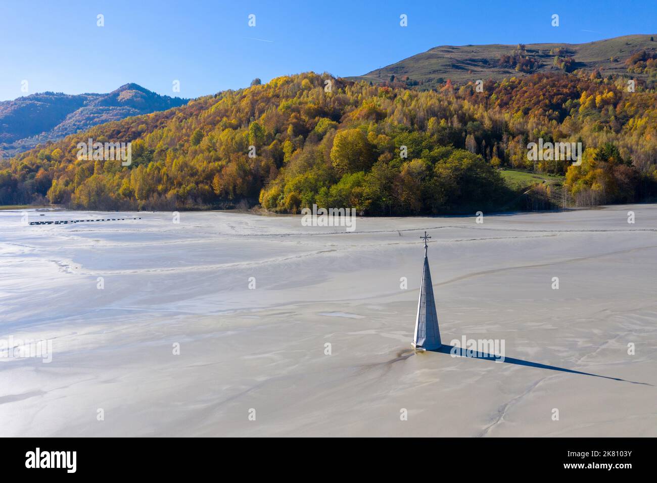 Luftaufnahme der Kirche und des Dorfes, die von schweren Metallresidualen aus einer Kupfermine überflutet wurden. Apokalyptische Szene, Kirchturm erhebt sich aus Schlamm. Geamana, Roma Stockfoto