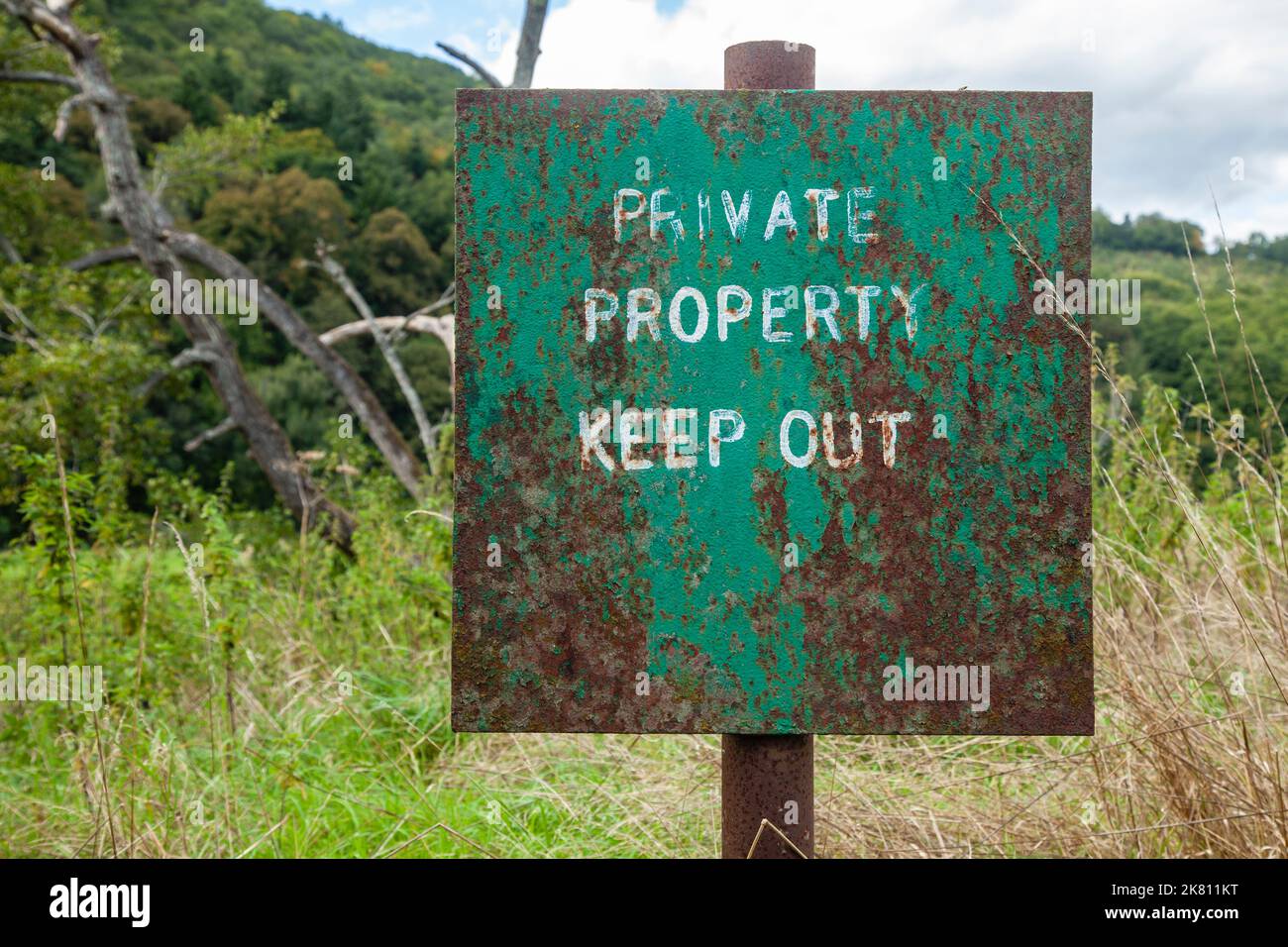 Ein Schild mit der Aufschrift „Privateigentum, Keep Out, am Ufer des Flusses Wye, Gloucestershire. Stockfoto