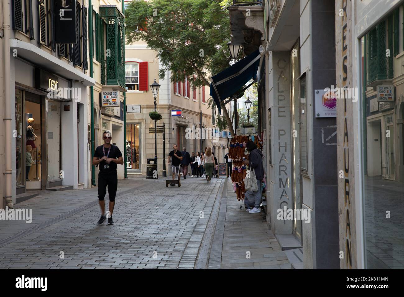 Gibraltar, British Overseas Territory. Main Street, die Hauptverkehrsstraße im britischen Überseegebiet von Gibraltar. Stockfoto