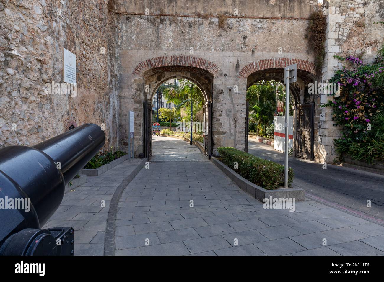 Gibraltar, British Overseas Territory. Main Street, die Hauptverkehrsstraße im britischen Überseegebiet von Gibraltar. Stockfoto