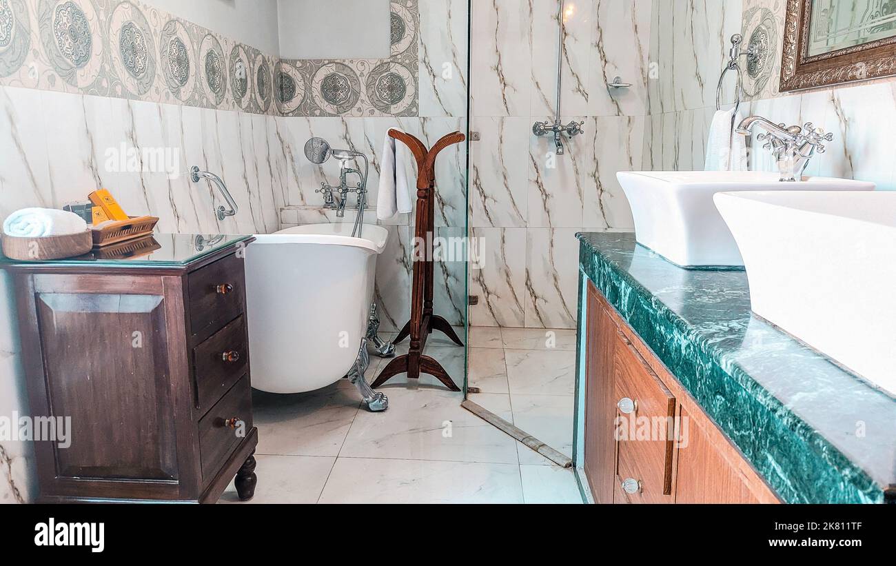 Badezimmer eines Zimmers im Baber Mahal Vilas mit freistehender Klauenbadewanne Stockfoto