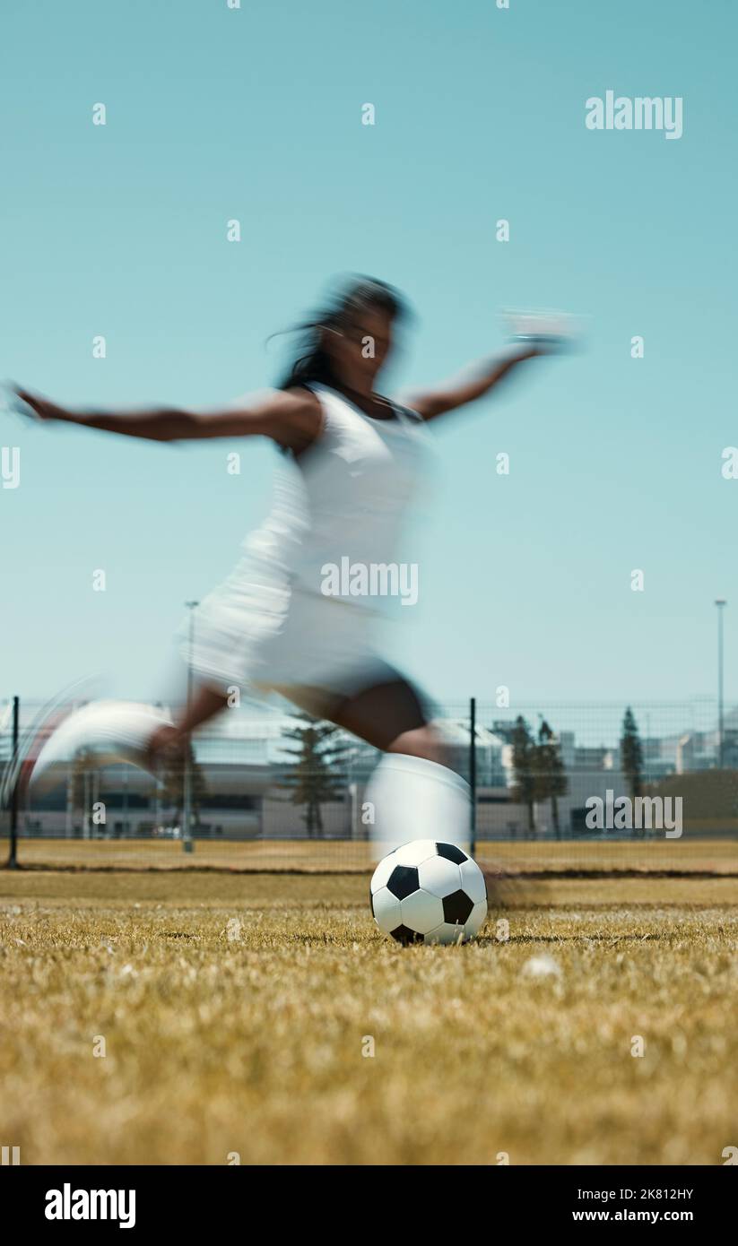 Motion Blur Fußball Frau Kick Ball auf Stadion-Feld, Gras und Sport-Wettbewerb-Spiel, um Tore zu erzielen, zu gewinnen und Fitness. Fußballspielerin Stockfoto