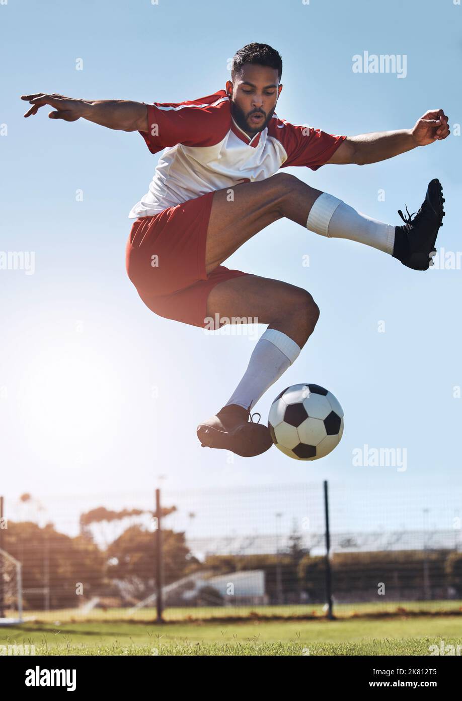 Fußball-Kick-Trick, Fußball und Mann Athlet aus Israel auf einem Sportplatz im Freien mit Motivation. Fitness, Bewegung und Training Training einer Person Stockfoto