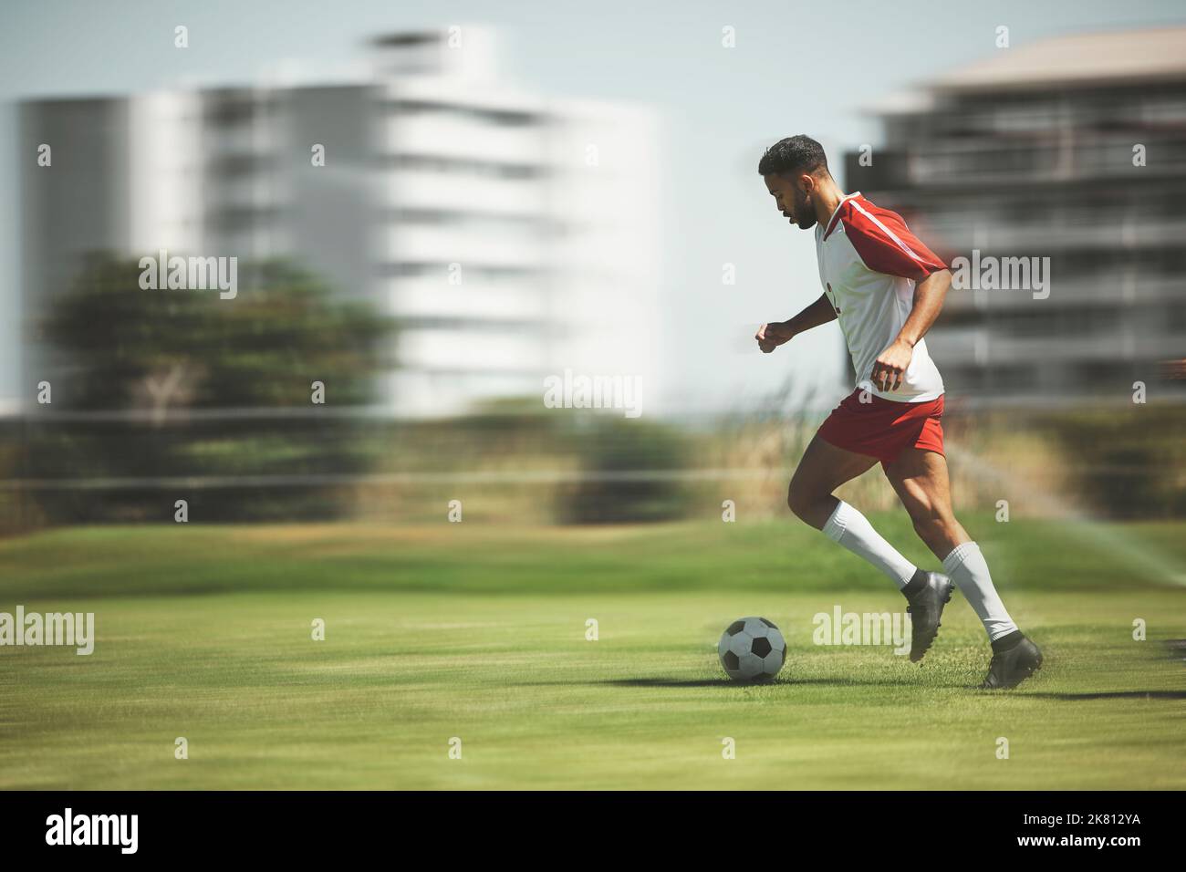 Fußball-, Fitness- und Fußballspieler, die auf dem Spielfeld laufen, um bei einem Sportspiel oder einem Trainingsspiel im Freien Tore zu schießen. Blur, Brasilien und junger Athlet Stockfoto