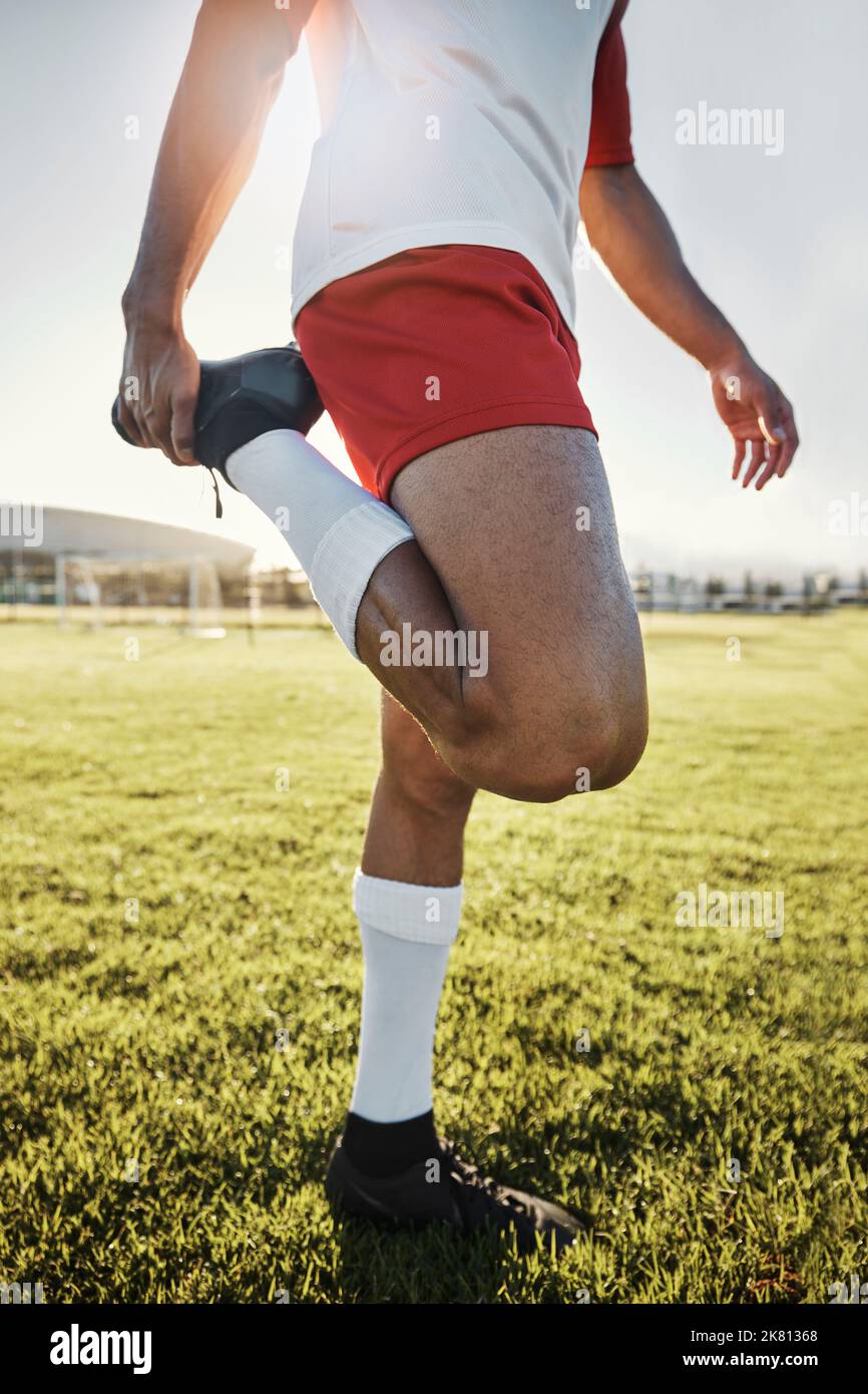 Trainieren, Mann und Athlet Stretching, bereiten Sie sich auf das Training vor und üben Sie für Fußballspiele mit Training in Sportbekleidung auf dem Spielfeld. Fußball, Wellness Stockfoto