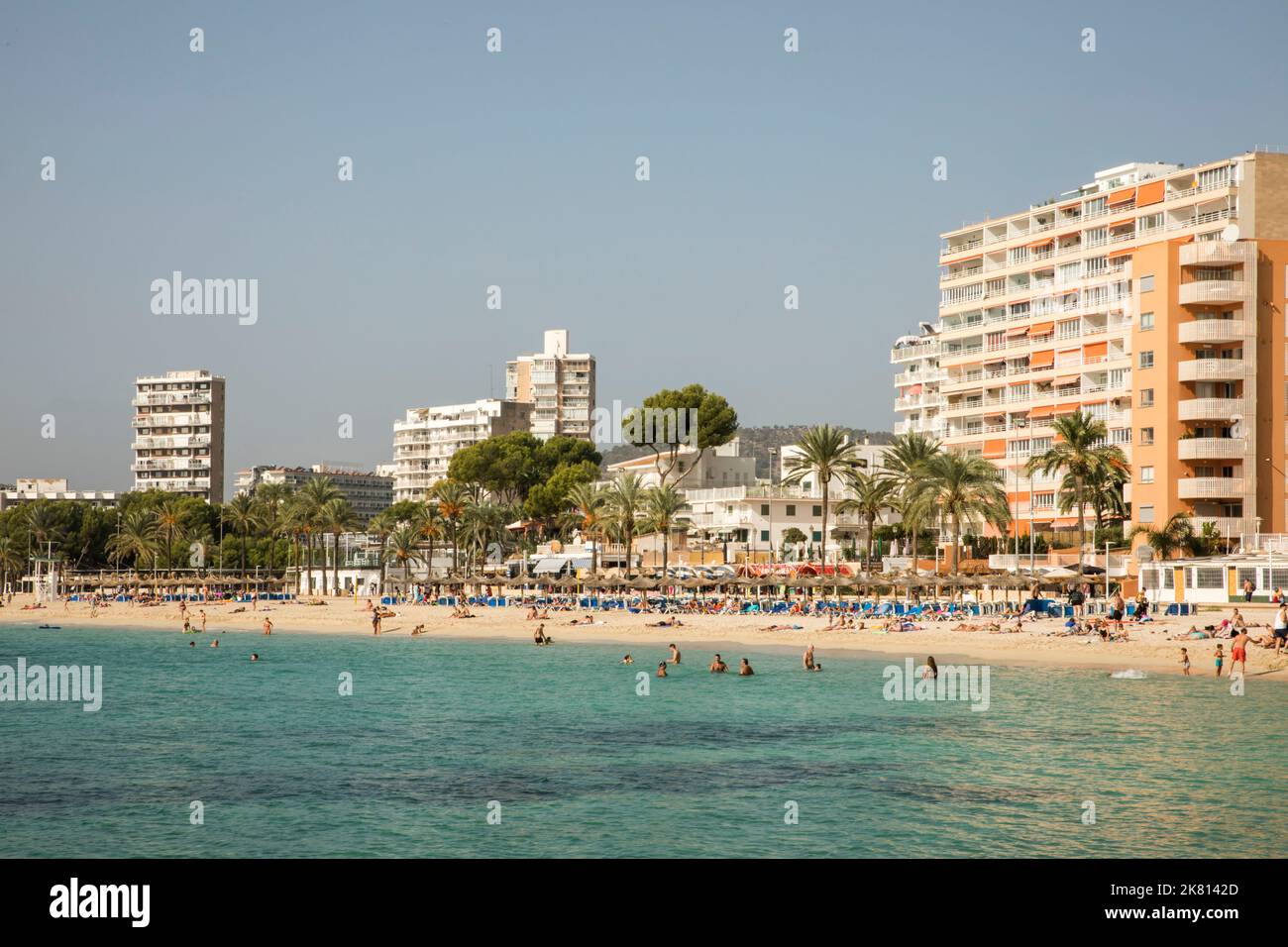Magaluf, Mallorca, Spanien. 18. Oktober 2022. In der Nebensaison Strandleben in Magaluf auf Mallorca. (Bild: © John-Patrick Morarescu/ZUMA Press Wire) Stockfoto