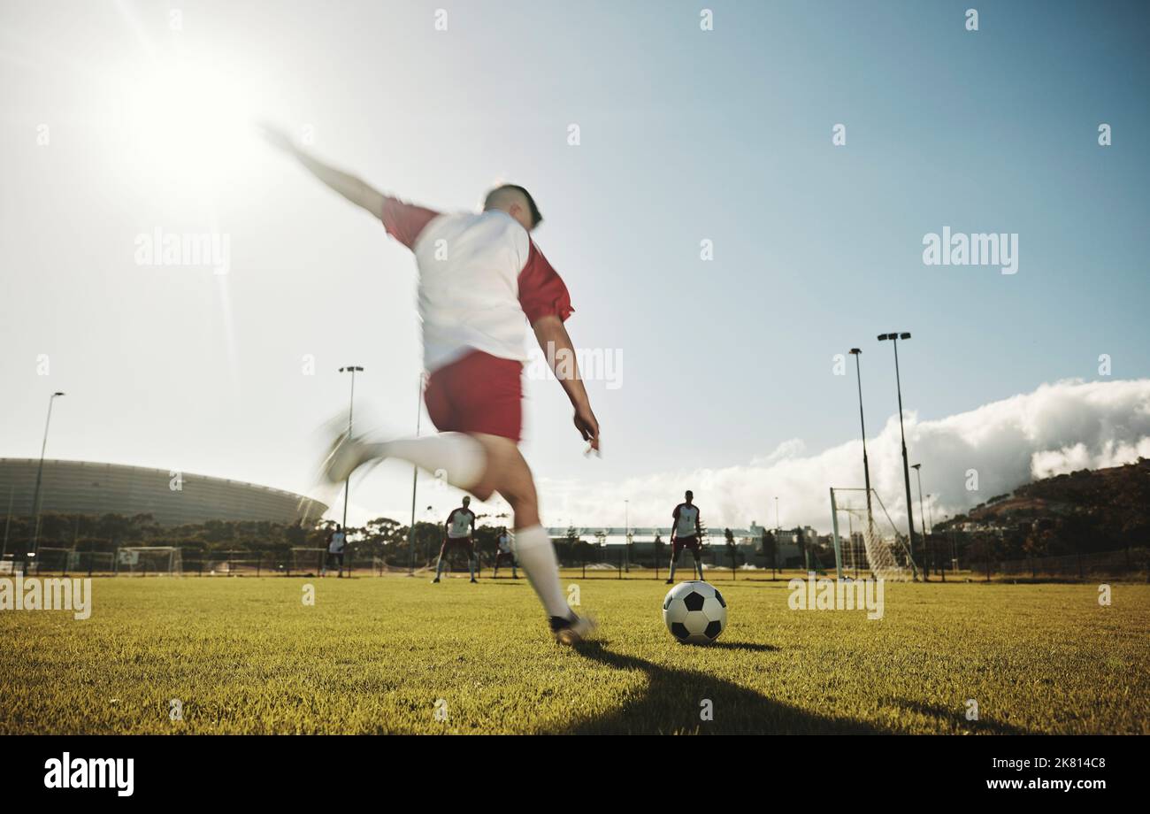 Motion Blur, Fußballfeld und Mann Kick Ball Spieler auf dem Stadion-Platz in Sport-Wettbewerb-Spiel, um Tore zu erzielen, zu gewinnen und Fitness. Fußball Stockfoto