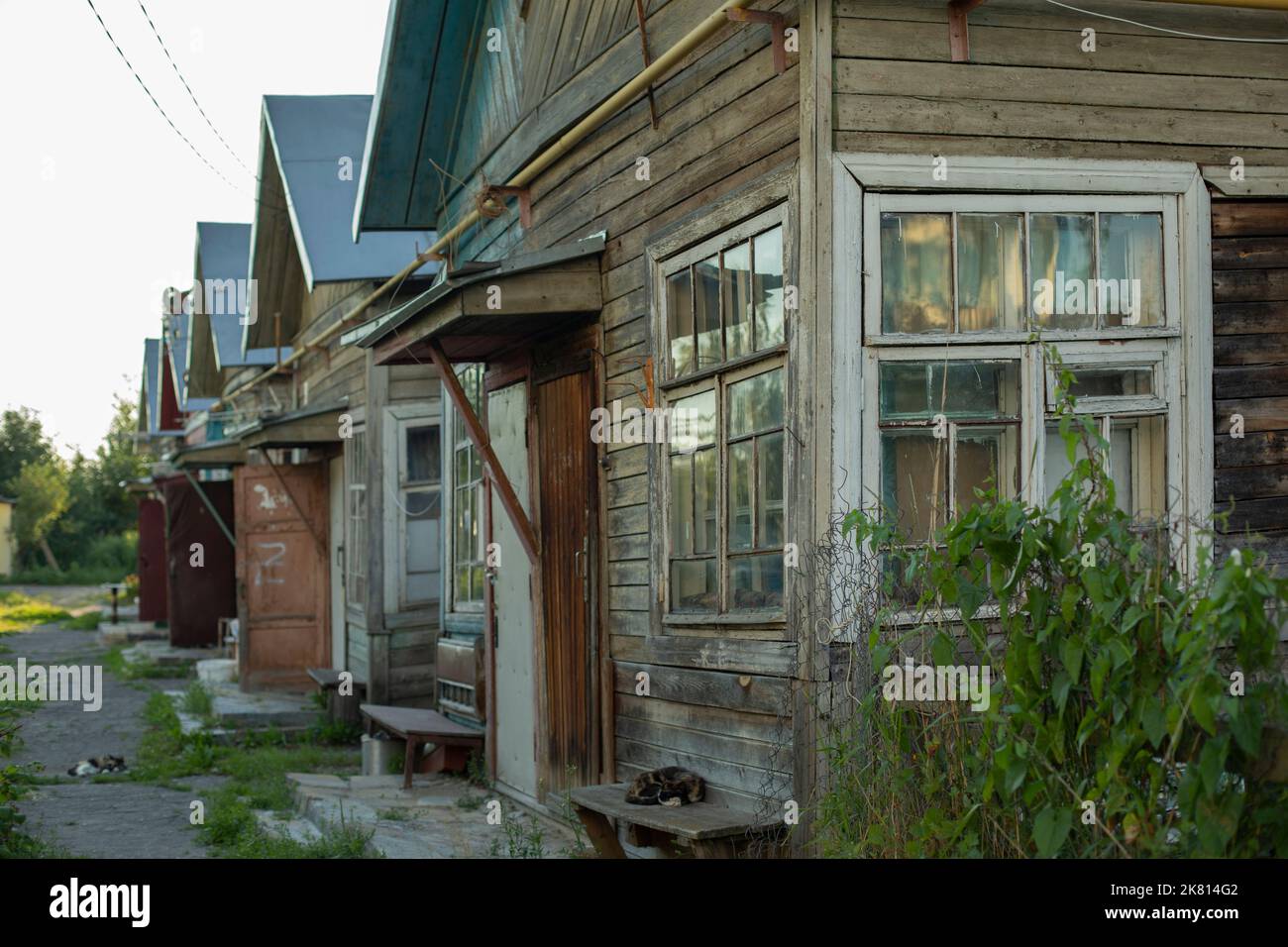 Alte Häuser auf dem Land. Baracken im Ghetto. Gehäuse für Arme. Verfallene Gebäude. Schlechter Wohnraum in Russland. Stockfoto