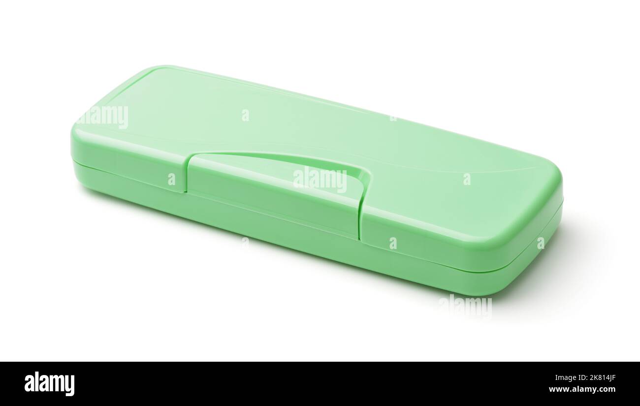 Geschlossene grüne Kunststoff-Bleistift-Box isoliert auf weiß Stockfoto