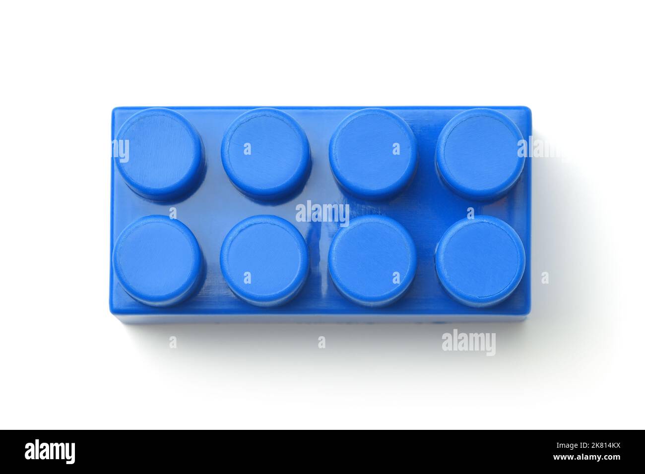 Draufsicht auf einen einzelnen blauen Spielzeugblock aus Kunststoff, isoliert auf Weiß Stockfoto