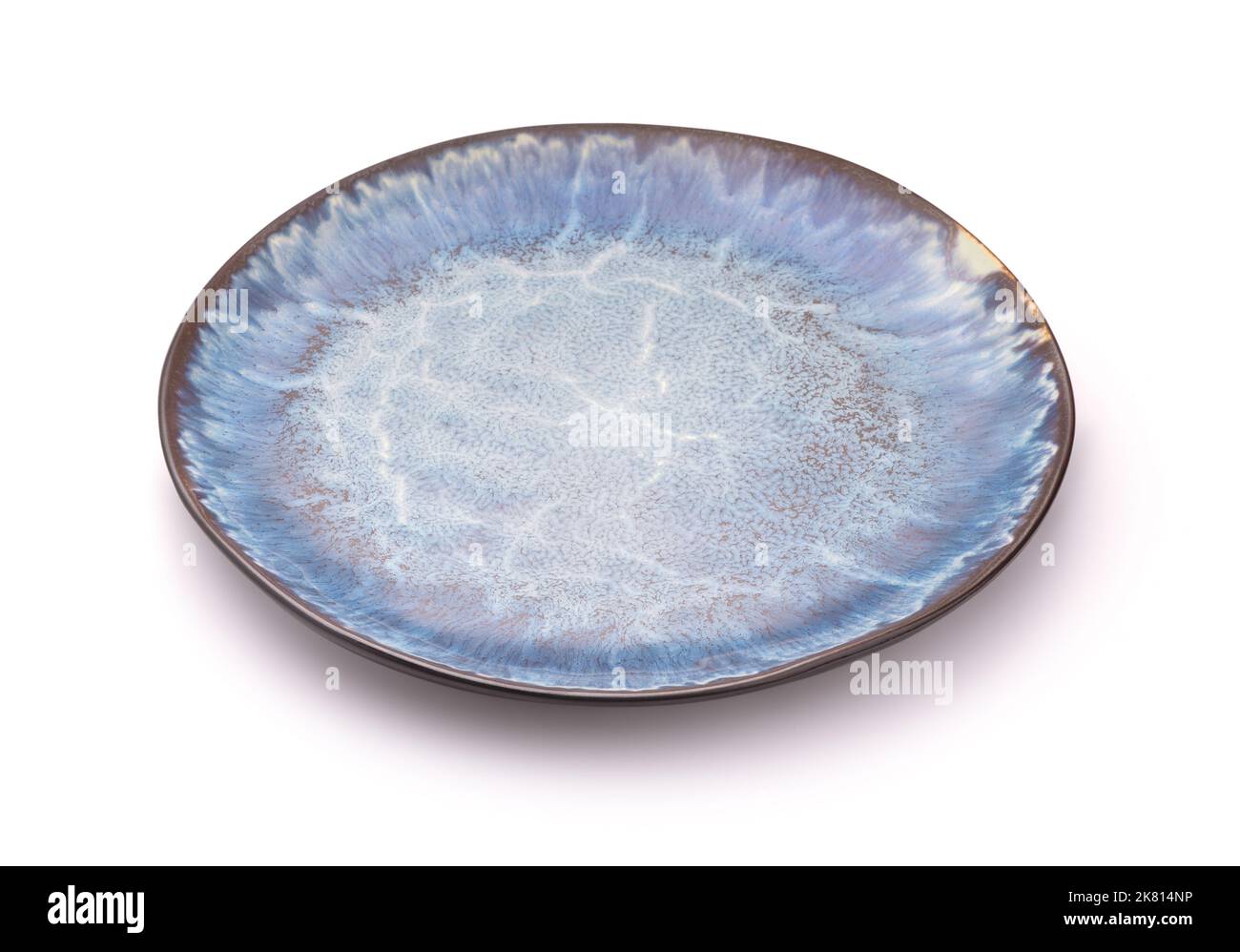 Leere blaue handgemachte Keramikplatte isoliert auf weiß Stockfoto