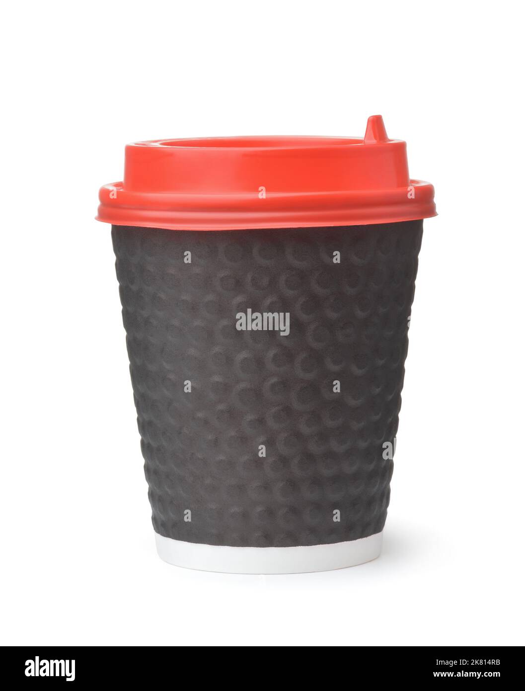 Vorderansicht der schwarzen Kaffeetasse aus Papier mit abnehmbarem Deckel aus rotem Kunststoff, isoliert auf Weiß Stockfoto