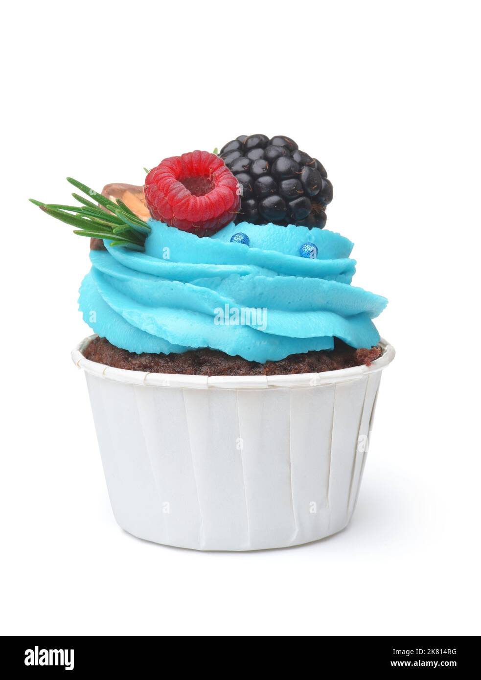 Vorderansicht des Cupcake mit frischen Beeren und Creme isoliert auf Weiß Stockfoto