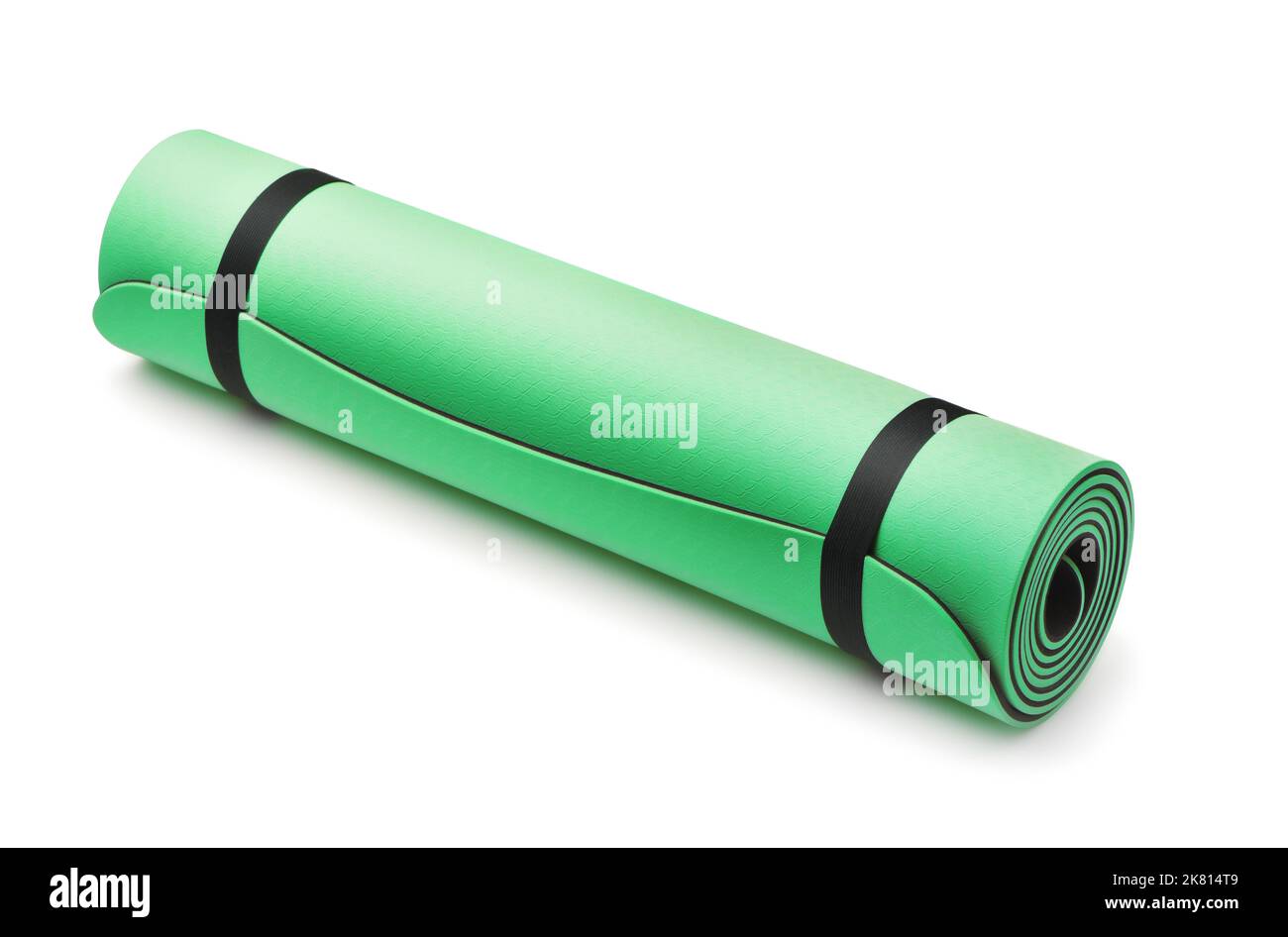Gerollte Yogamatte aus weichem grünem Schaum, isoliert auf Weiß Stockfoto