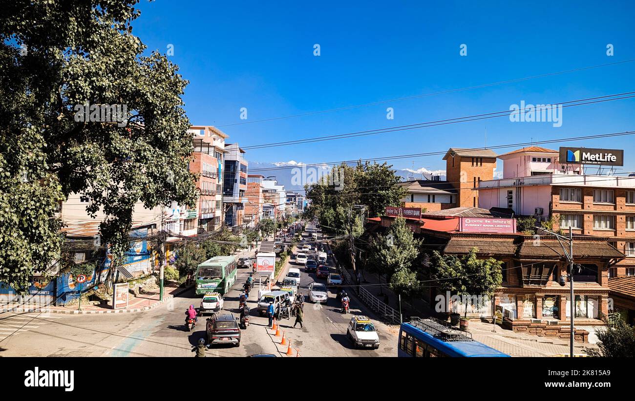 Pulchowk Street in Lalitpur, Nepal mit den Bergen des Himalaya im Hintergrund Stockfoto
