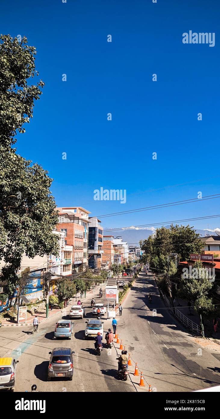 Pulchowk Street in Lalitpur, Nepal mit den Bergen des Himalaya im Hintergrund Stockfoto