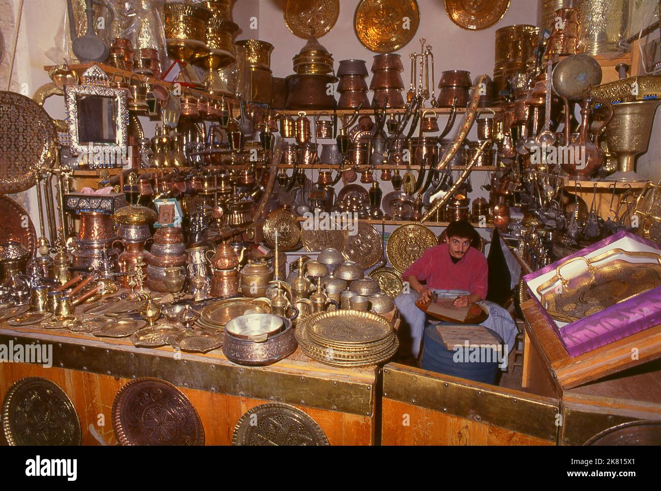 Syrien: Brasswarenhandwerker im alten Großen Basar, Aleppo (1997). Der große Basar von Aleppo (auf Arabisch, suq oder suq) wurde zuerst von den ägyptischen Mamelukes, die die Mongolen vertrieben hatten, und dann, nach 1516, von den Türken, die Aleppo in das Osmanische Reich eingliederte, wieder aufgebaut. Während des syrischen Bürgerkrieges, der 2011 begann, erlitten die historischen Suqs von Aleppo schwere Schäden. Aleppo, die zweite Stadt Syriens, ist wahrscheinlich die längste kontinuierlich bewohnte Siedlung der Welt. Sein arabischer Name, Halab, wird in semitischen Texten des dritten Jahrtausends v. Chr. erwähnt. Stockfoto