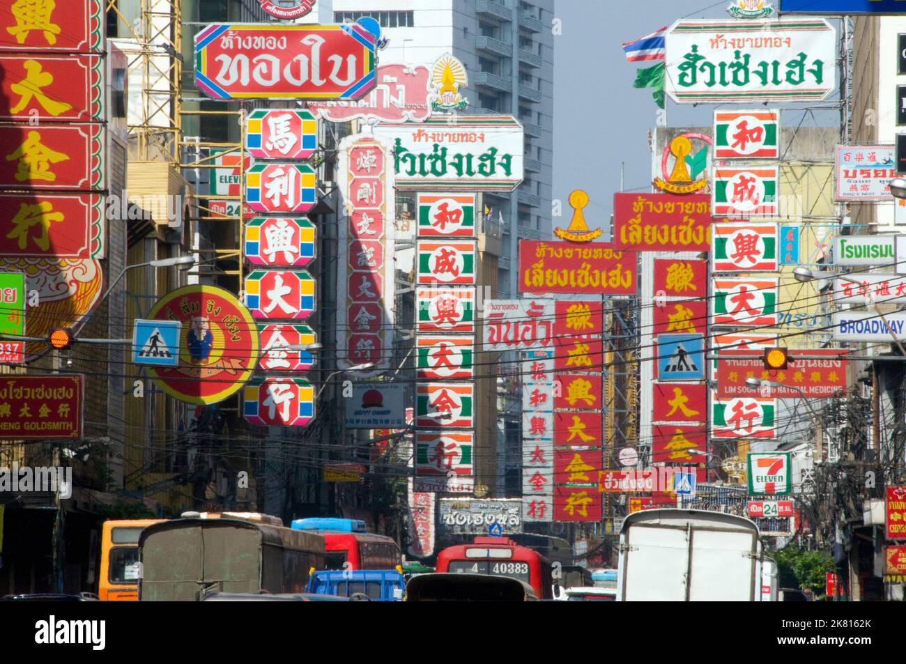 Thailand: Verkehr und Beschilderung auf Yaowarat Road, Chinatown, Bangkok (2008). Bangkoks Chinatown ist eines der größten Chinatowns der Welt. Sie wurde 1782 gegründet, als die Stadt als Hauptstadt des Rattanakosin-Königreichs gegründet wurde und diente als Heimat der hauptsächlich aus Teochew stammenden chinesischen Bevölkerung, die bald zur dominierenden ethnischen Gruppe der Stadt wurde. Stockfoto